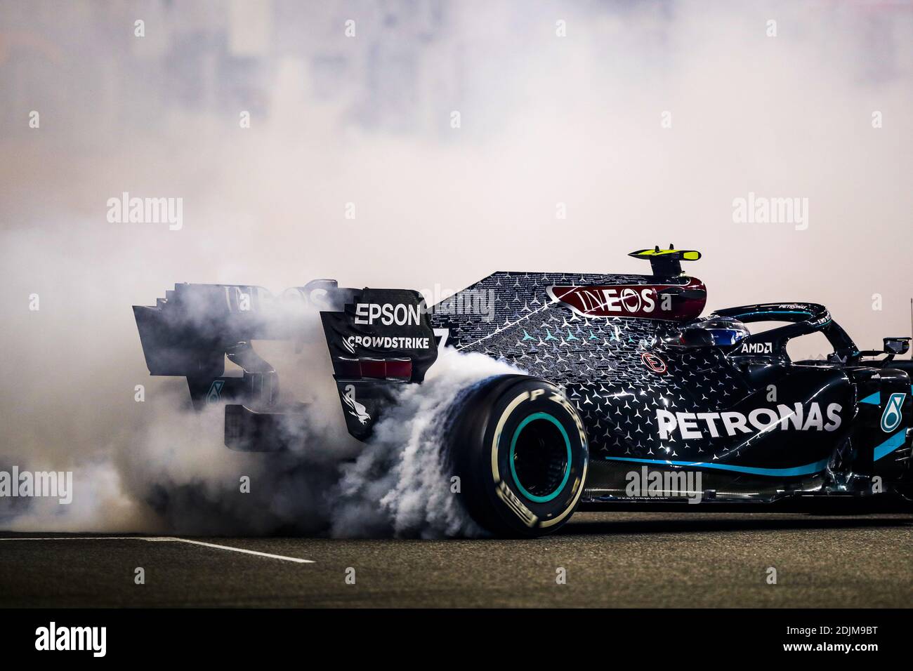 BOTTAS Valtteri (fin), Mercedes AMG F1 GP W11 Hybrid EQ Power+, faisant quelques beignes à la fin de la course pendant la Formule 1 Etihad Airways Grand Prix 2020 d'Abu Dhabi, du 11 au 13 décembre 2020 sur le circuit Yas Marina, À Abu Dhabi - photo Florent Gooden / DPPI / LM Banque D'Images
