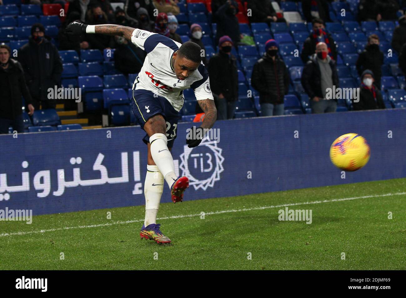 Londres, Royaume-Uni. 13 décembre 2020. Steven Bergwijn, de Tottenham Hotspur, se dégage lors du match de la Premier League entre Crystal Palace et Tottenham Hotspur au Selhurst Park, Londres, Angleterre, le 13 décembre 2020. Photo de Ken Sparks. Utilisation éditoriale uniquement, licence requise pour une utilisation commerciale. Aucune utilisation dans les Paris, les jeux ou les publications d'un seul club/ligue/joueur. Crédit : UK Sports pics Ltd/Alay Live News Banque D'Images