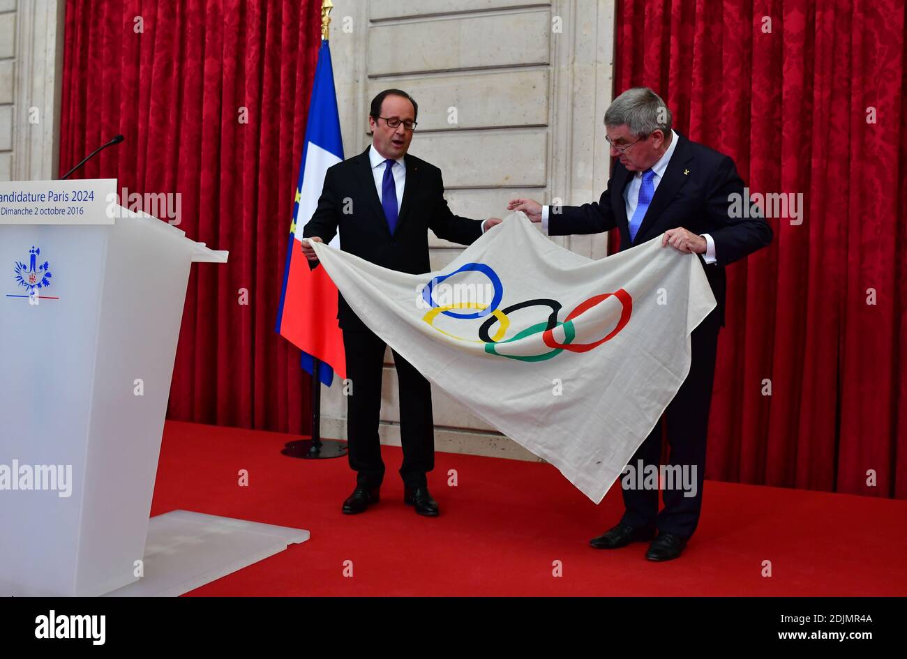 Le président français François Hollande traite le président du CIO Thomas Bach avec un drapeau olympique des Jeux olympiques de 1924 qui ont eu lieu à Paris, lors d'une réception en l'honneur de Thomas Bach au Palais Elysée à Paris, en France, le 02 octobre 2016. Photo de Christian Liewig/ABACAPRESS.COM Banque D'Images