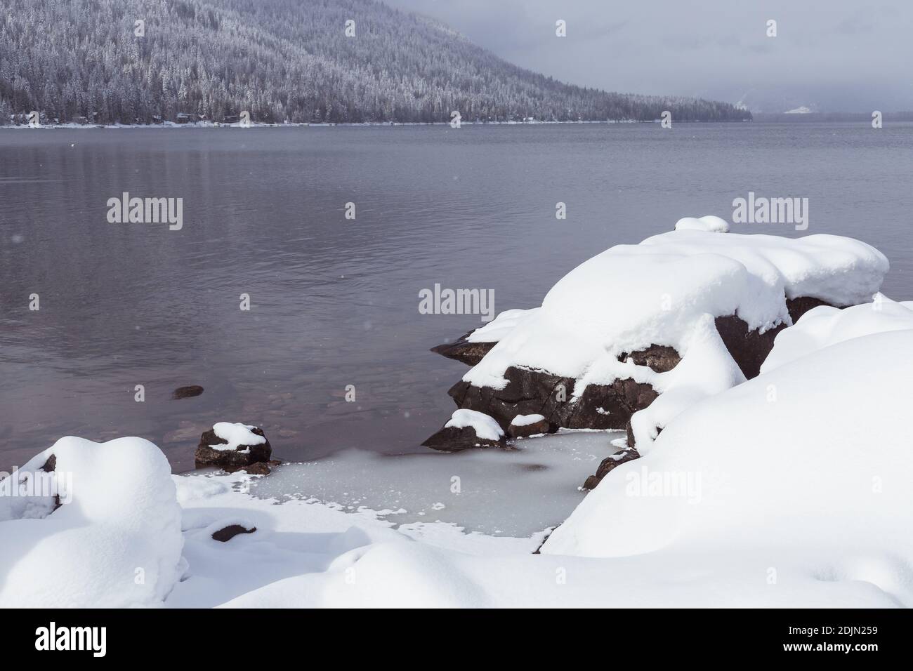 Grands rochers couverts de neige au lac Mountain en hiver Banque D'Images