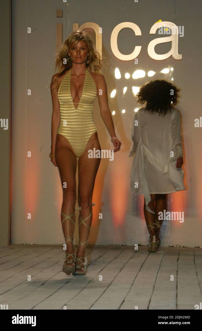Modèle illustré sportif Marissa Miller sur la passerelle de l'INCA Designer's show pendant le Sunglass Hut Swimshow 2006 à l'hôtel Raleigh. Miami Beach, Floride. 7/15/06 Banque D'Images