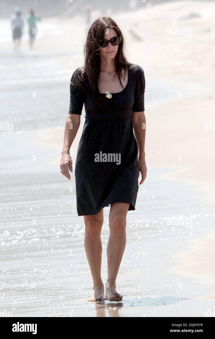 Courtney Cox cache-t-elle une bosse de grossesse derrière sa robe Empire ? L'actrice a fait une promenade sur la plage avec des amis à Malibu, CA. 7/22/06 Banque D'Images