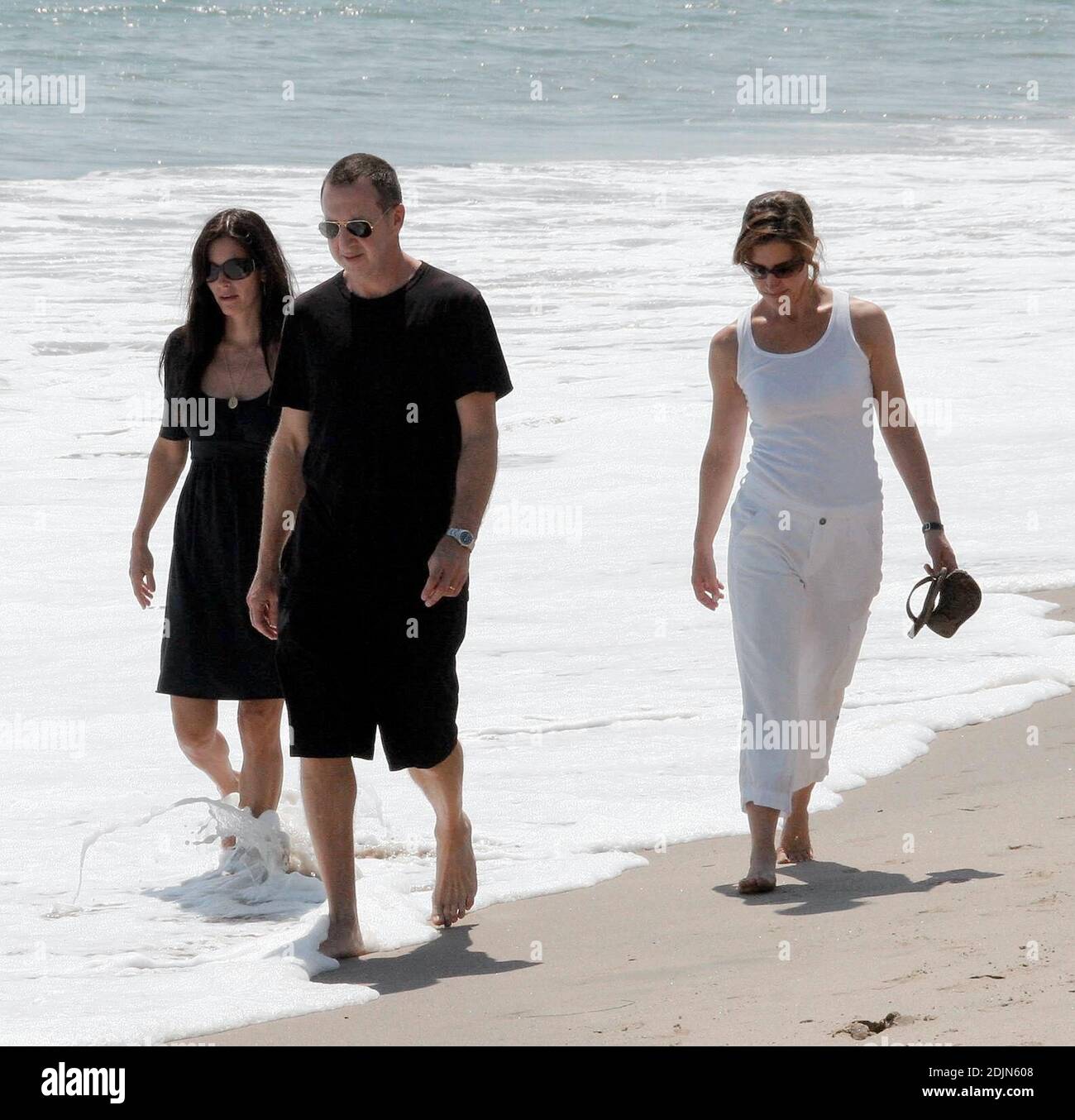 Courtney Cox cache-t-elle une bosse de grossesse derrière sa robe Empire ? L'actrice a fait une promenade sur la plage avec des amis à Malibu, CA. 7/22/06 Banque D'Images