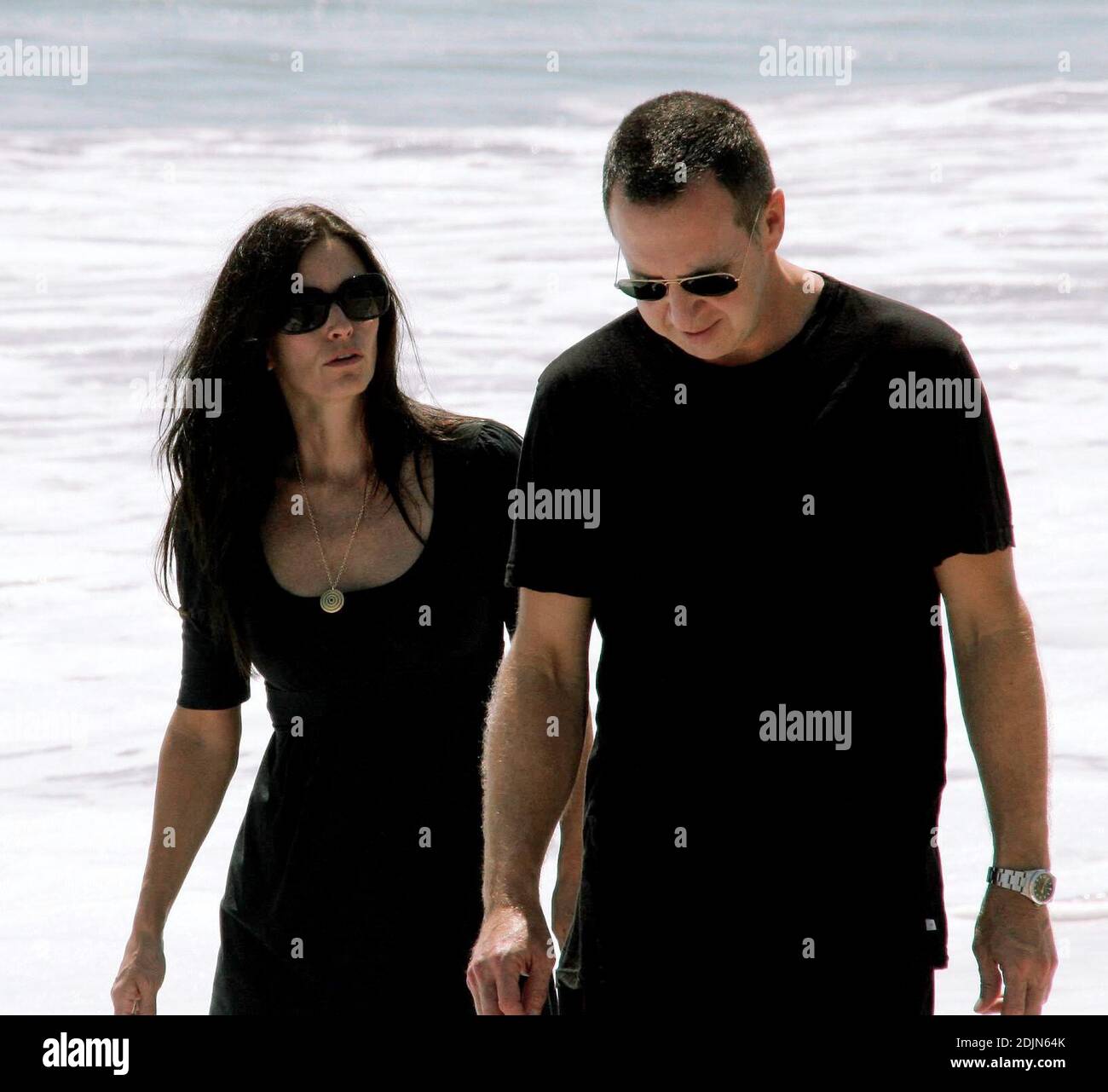 Courtney Cox cache-t-elle une bosse de grossesse derrière sa robe Empire ? L'actrice a fait une promenade sur la plage avec des amis à Malibu, CA. 7/22/06 Banque D'Images