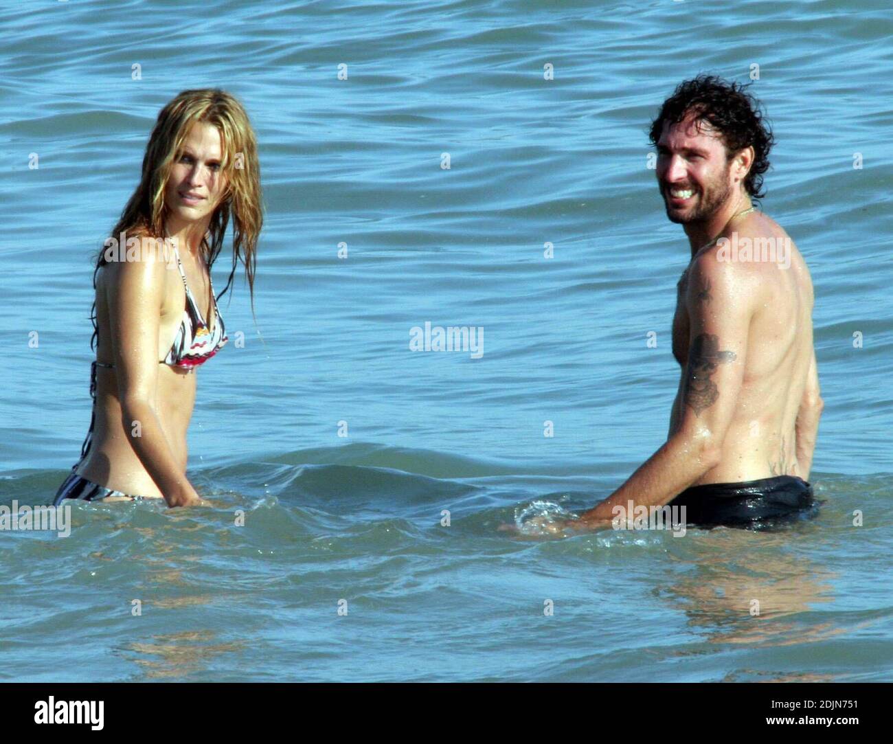 Molly Simms et ami ont gelé dans l'océan pendant une fête sur la plage à Malibu, ca. Avec les deux chiens Poupette et Chloe du modèle. 7/22/06 Banque D'Images