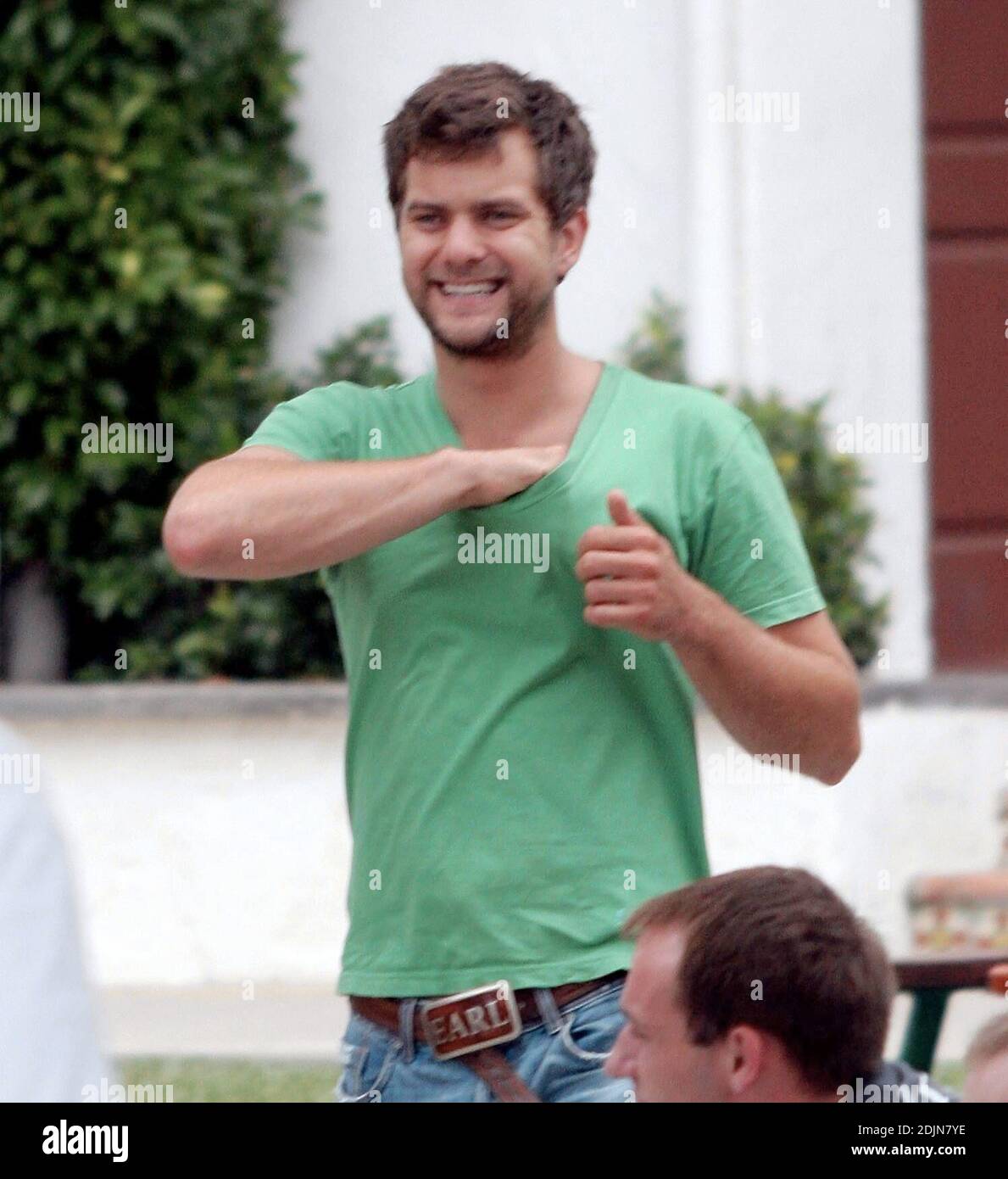 Joshua Jackson et sa petite amie déjeunent à la Taverna Tony's à Malibu, CA. L'acteur a déclaré qu'il avait l'air de fouler les débuts de 'Bobby,' dans lequel il a paru avec une troupe stellaire, y compris Anthony Hopkins, demi Moore, Sharon Stone et Elijah Wood. 7/23/06 Banque D'Images