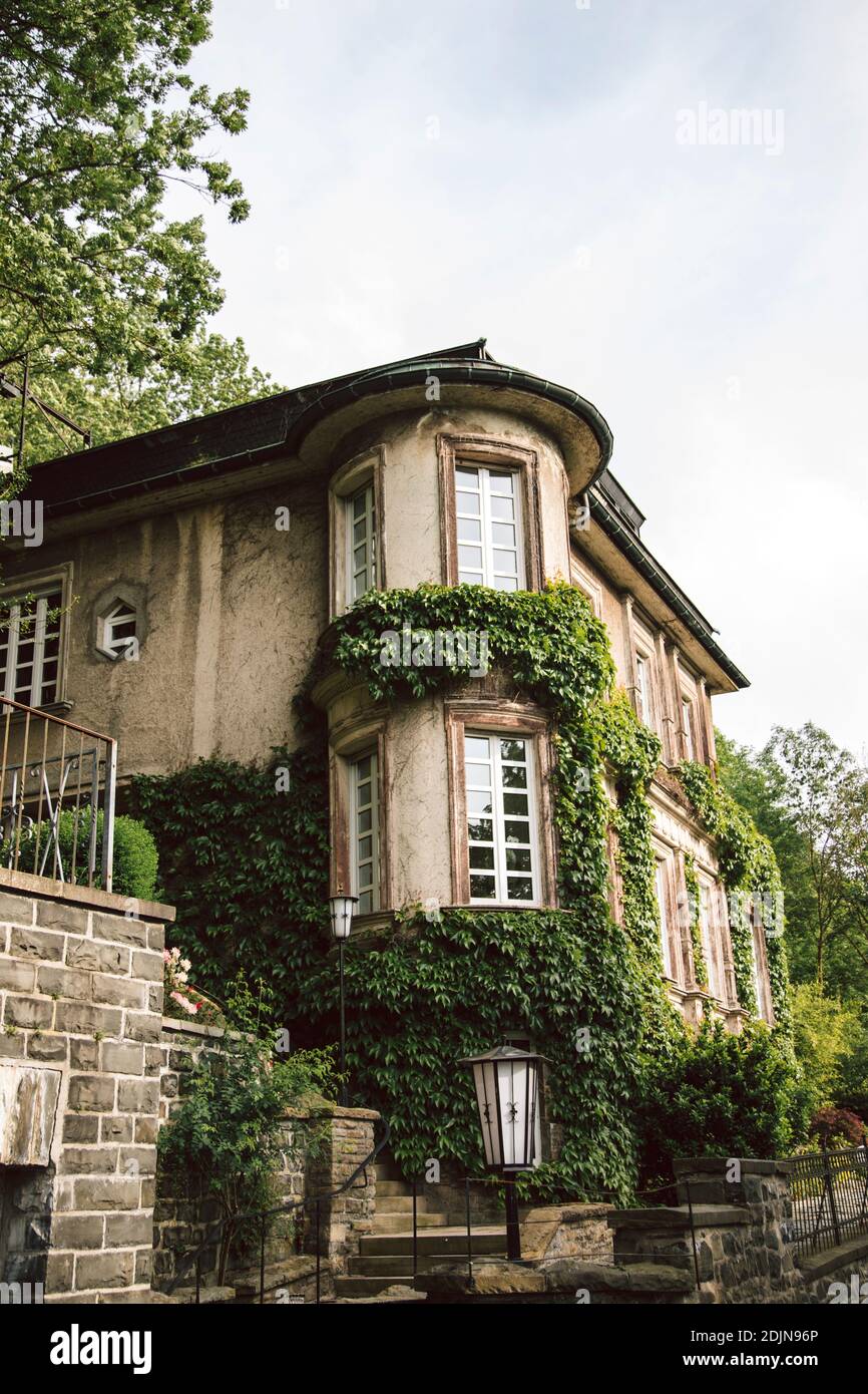 Haus mit bewachsener Fassade à Altena, Märkischer Kreis, Rhénanie-du-Nord-Westphalie, Allemagne Banque D'Images