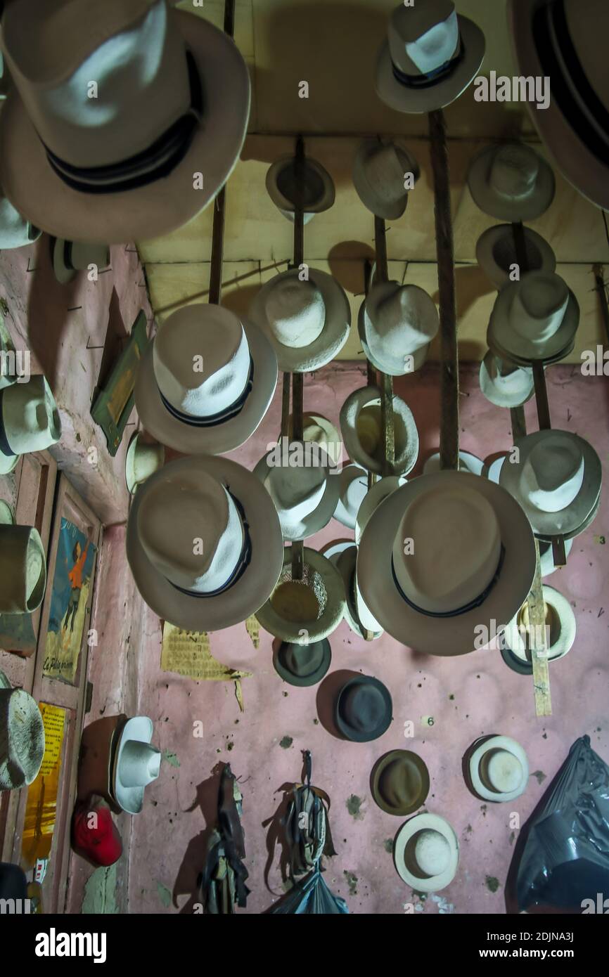À l'intérieur d'un petit fabricant de chapeau Panama Photo Stock - Alamy
