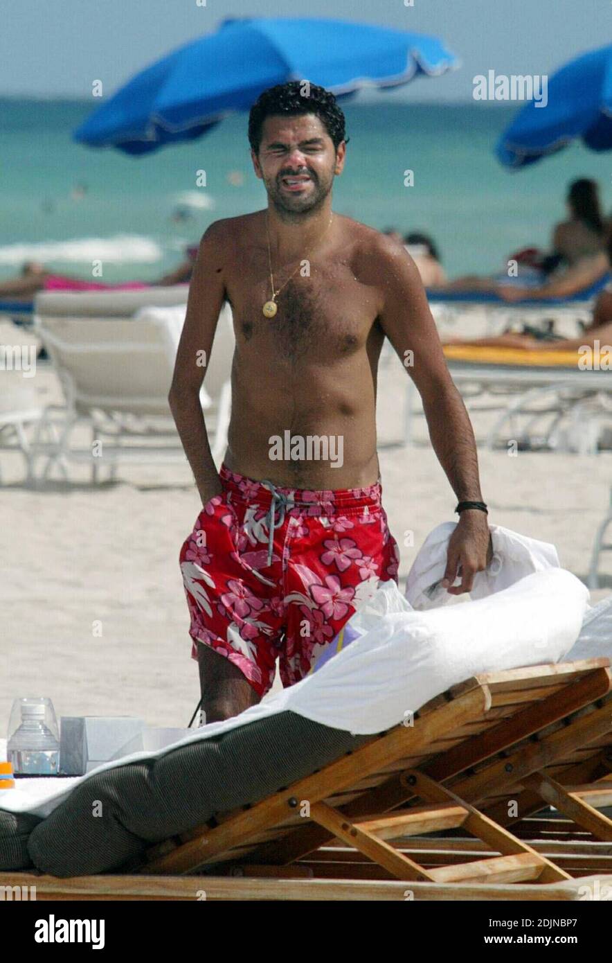 Exclusif !! Le comédien français/marocain et la star de cinéma Jamel  Debbouze passent du temps avec un ami à Miami Beach. En 2002, Jamel était  l'acteur le plus payé de France. 7/27/06