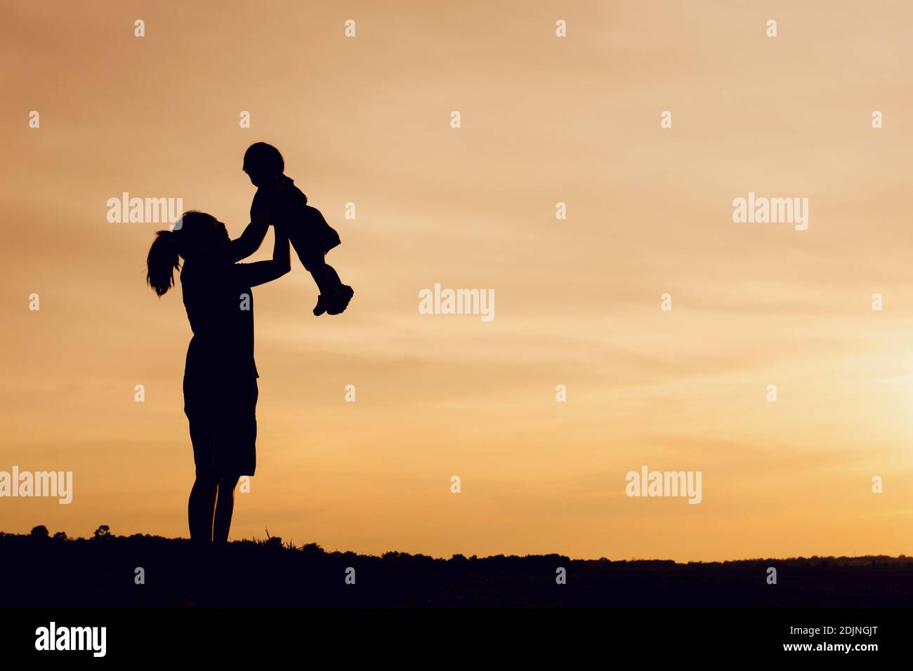 Silhouette Femme Avec Bebe Debout Sur Le Terrain Contre Le Ciel Pendant Le Coucher Du Soleil Photo Stock Alamy