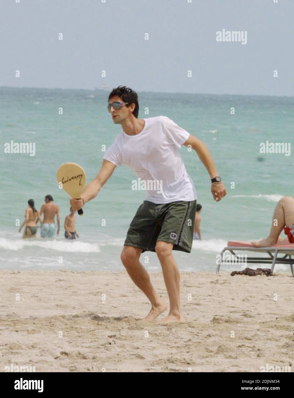 Adrien Brody et nouvelle petite amie espagnole actrice Elsa Pataky jouent paddleball et lisse sur Miami Beach, 8/9/06 Banque D'Images