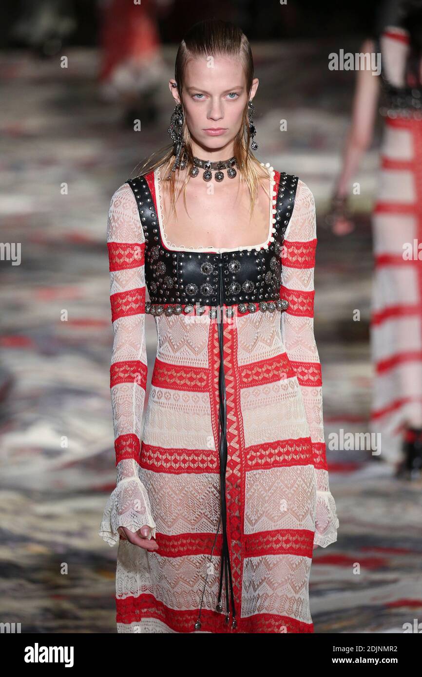 Un modèle marche sur la piste du spectacle Alexander McQueen dans le cadre de la semaine de la mode de Paris prêt à porter Printemps/été 2017 le 3 octobre 2016 à Paris, France. Photo par Alain Gil Gonzalez /ABACAPRESS.COM Banque D'Images