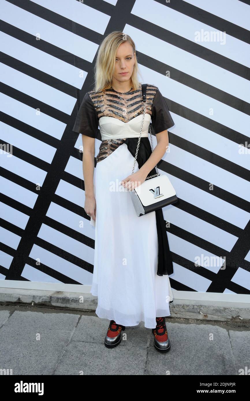 Erika Linder arrive au salon Vuitton dans le cadre de la semaine de la mode  de Paris prêt à porter Printemps/été 2017 le 05 octobre 2016 à Paris,  France. Photo d'Alban Wyters/ABACAPRESS.COM
