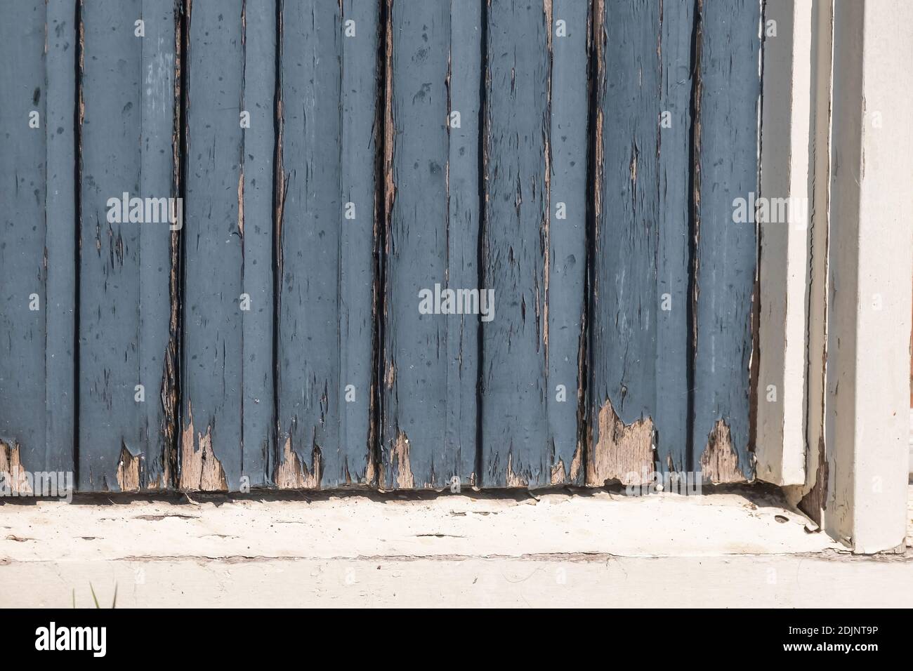 Une partie d'une vieille porte en bois ruiné peinture est peeling, cadre pourri. Maintenance différée. Banque D'Images