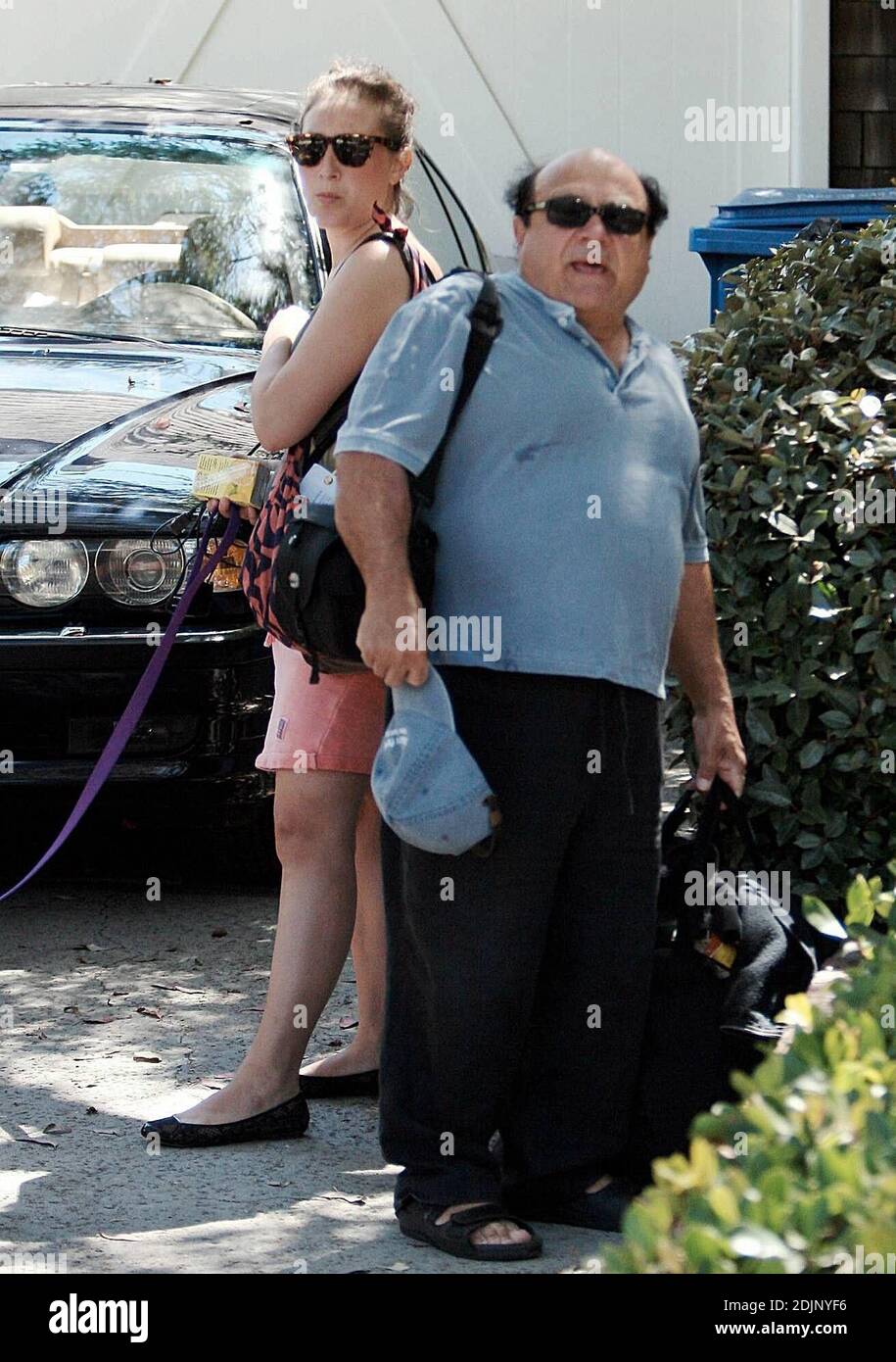 Exclusif !! Danny DeVito de la taille d'une pinte à l'extérieur de sa maison de Malibu, en Californie. 8/27/06 Banque D'Images