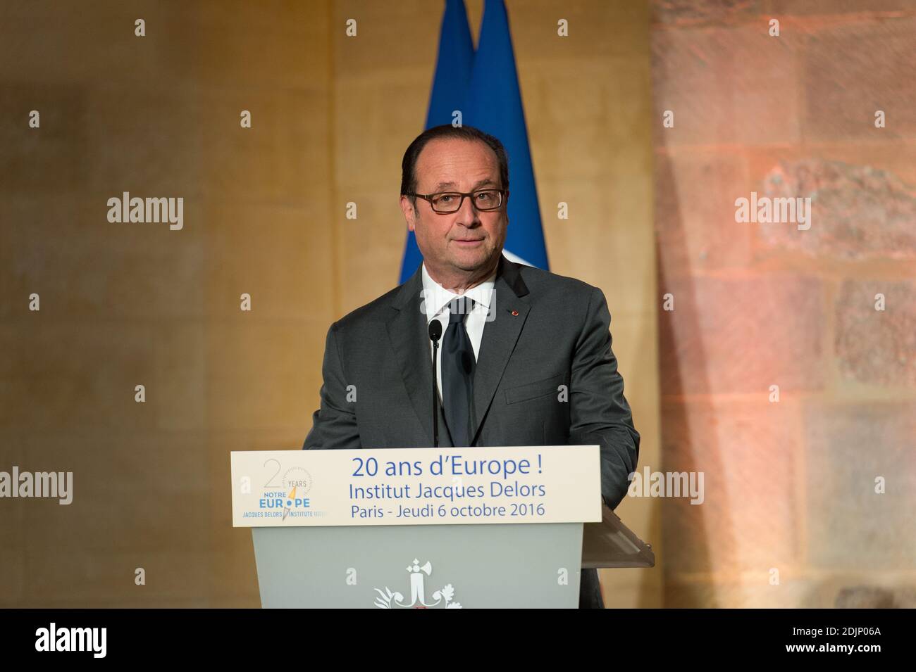 Le président français François Hollande prononce son discours lors d’un dîner pour célébrer le 20e anniversaire de l’Institut Jacques Delors, au Collège des Bernardins à Paris, en France, le 6 octobre 2016. Photo de Pierre Villard/Pool/ABACAPRESS.COM Banque D'Images