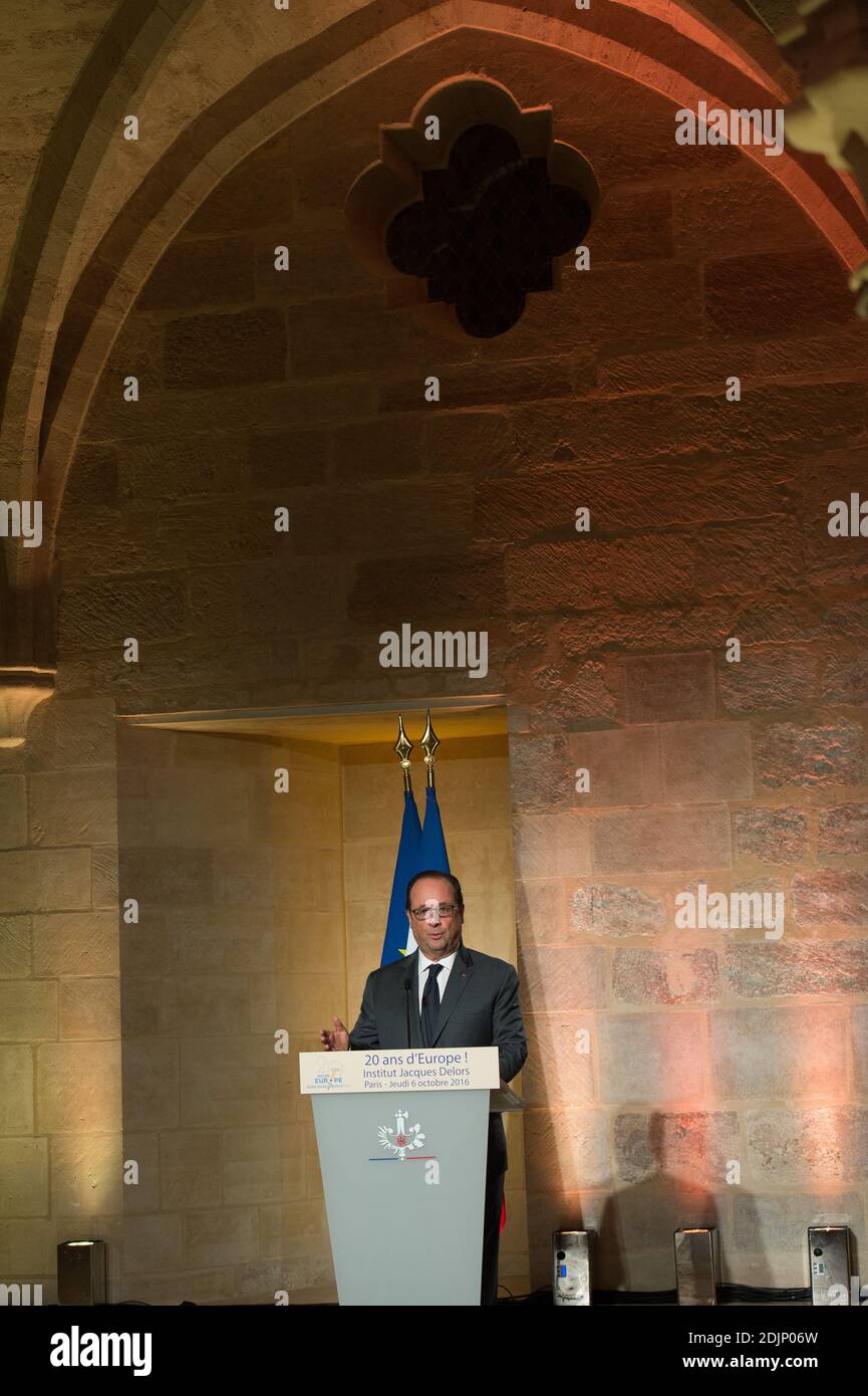 Le président français François Hollande prononce son discours lors d’un dîner pour célébrer le 20e anniversaire de l’Institut Jacques Delors, au Collège des Bernardins à Paris, en France, le 6 octobre 2016. Photo de Pierre Villard/Pool/ABACAPRESS.COM Banque D'Images