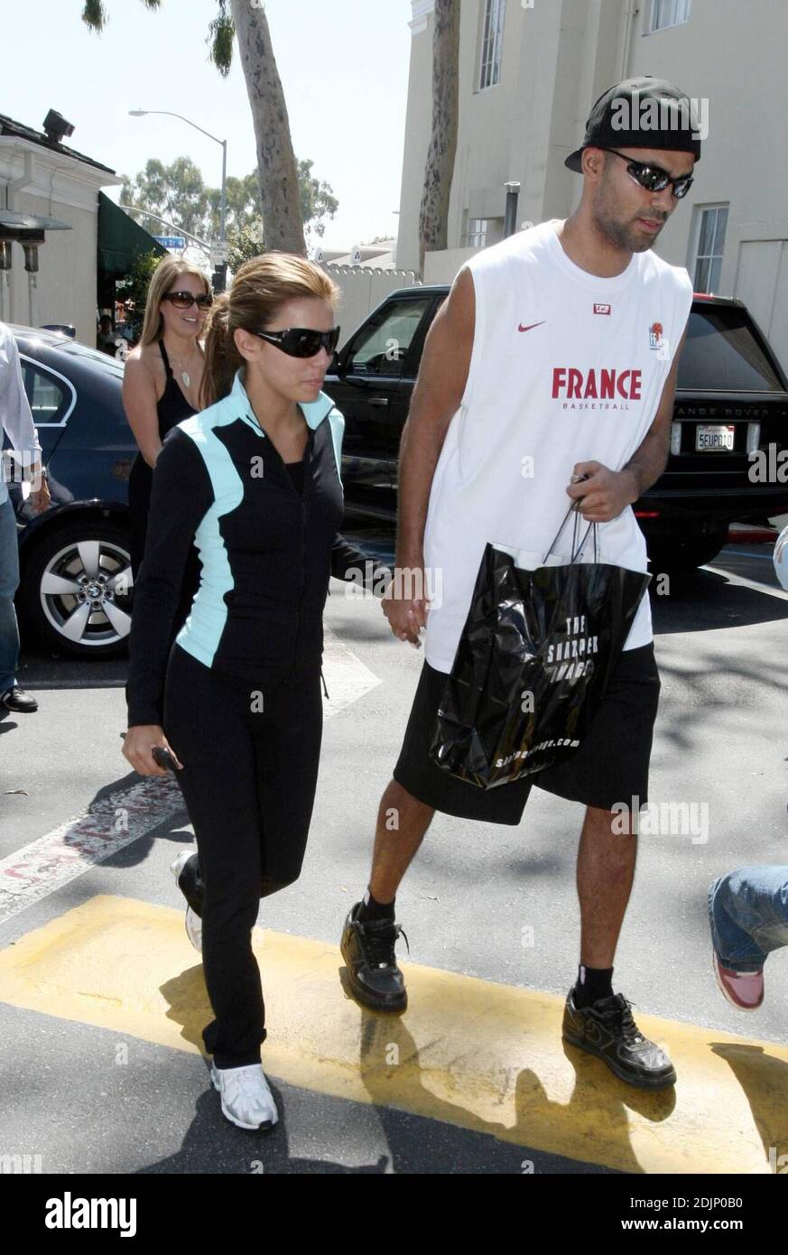 EVA Longoria et beau Tony Parker vous dégusterez un déjeuner romantique au Cafe Med à West Hollywood, Californie. Le mignon couple a laissé sourire tout en tenant les mains. 8/30/06 Banque D'Images