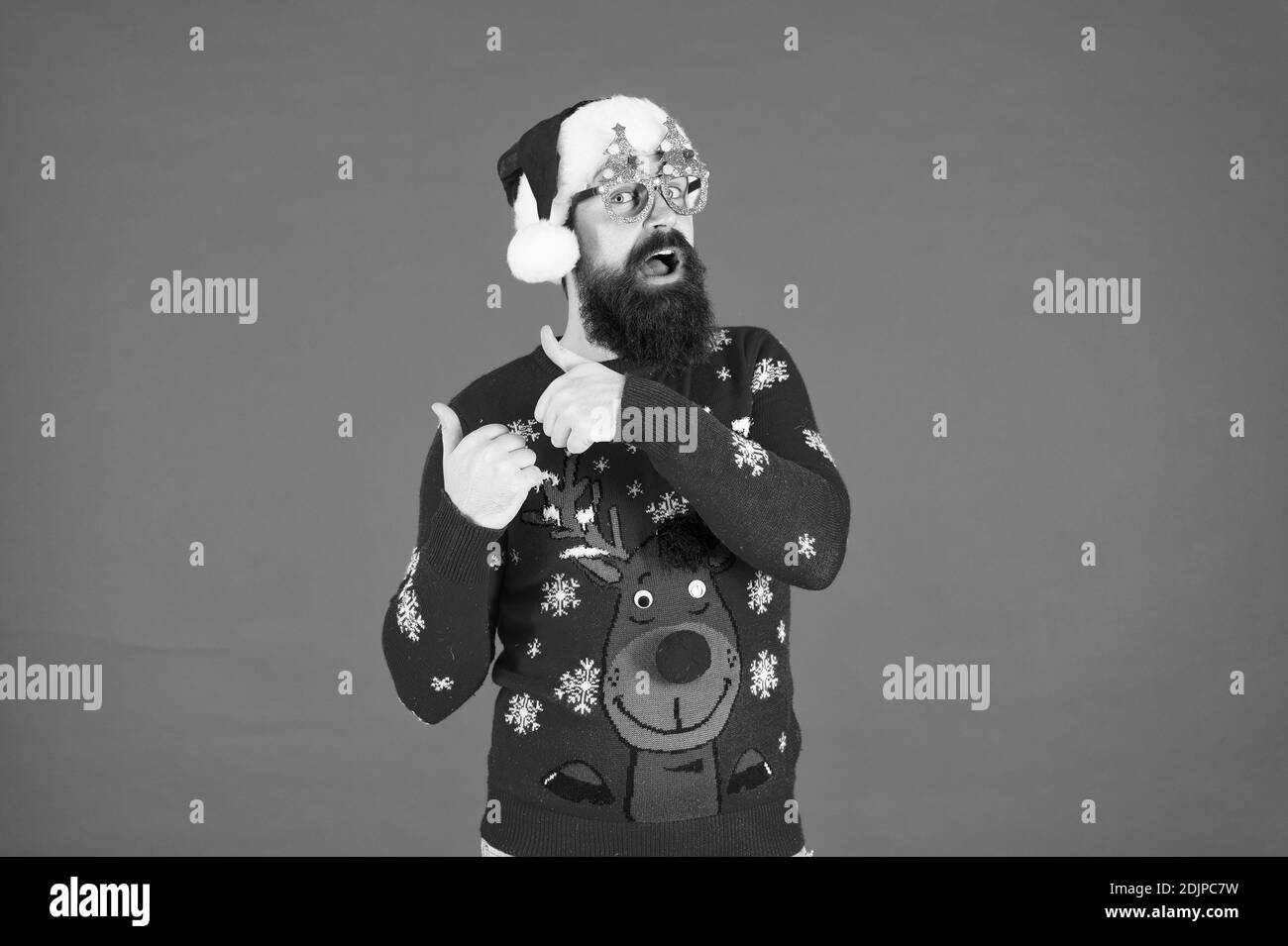 Livraison Pre-Christmas. barbu santa hat red wall. joyeux noël. mâle dans Noël lunettes. bonne année. funny hipster chandail tricoté. linge chaud pour temps froid. saison des vacances d'hiver. Banque D'Images