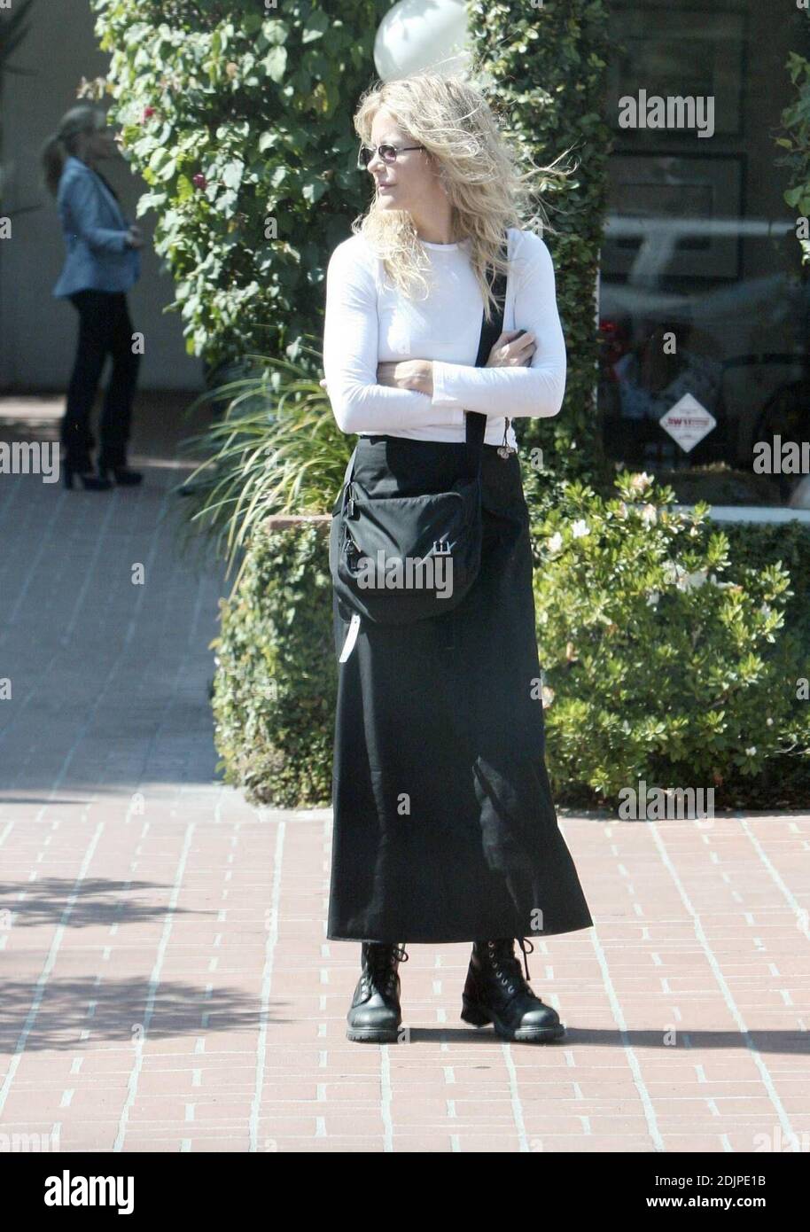 Exclusif !! Meg Ryan prend son fils Jack pour une frénésie de shopping à Fred Segal à Santa Monica, CA. Jack est le fils de Ryan de 14 ans de son précédent mariage avec l'acteur Dennis Quaid. L'adolescent montre une ressemblance avec sa mère, j'espère hériter de ses bons regards. 9/09/06 Banque D'Images