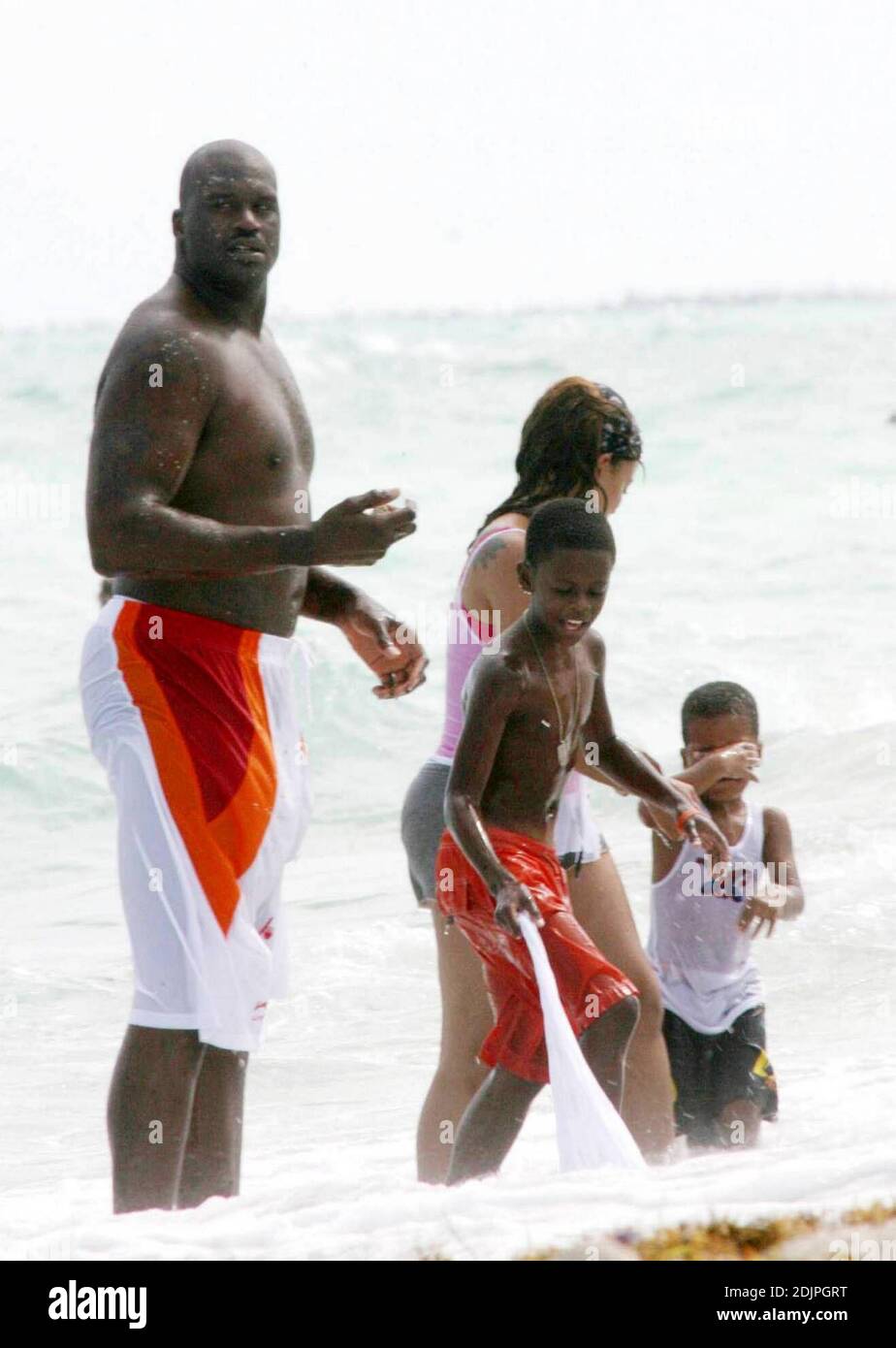 Exclusif !! Shaquille O'Neal passe une journée à Miami Beach avec sa femme et sa famille. La superstar de la NBA a fait des vagues avec des enfants kis dans le surf et semblait avoir une baleine d'un temps. Professionnellement, O'Neal a non seulement joué au ballon, mais aussi au marché de l'immobilier. Possédant un portefeuille impressionnant de biens immobiliers depuis ses jours de rookie, il a récemment annoncé la création d'une nouvelle entreprise, le O'Neal Group, qui sera impliqué dans un projet d'un milliard de dollars visant à construire 1,100 logements résidentiels dans un complexe du centre-ville de Miami en pleine expansion. 9/17/06 Banque D'Images