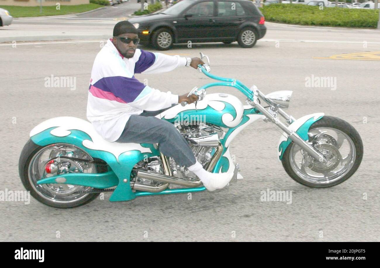 Wyclef Jean fait une apparition à Verizon Wireless à Miami avant son concert avec Shakira à l'American Airlines Arena. Le rappeur a fait son chopper sur mesure et a roulé avec les enfants et les membres du public du programme « Do the Right Thing ». 09/16/06 Banque D'Images