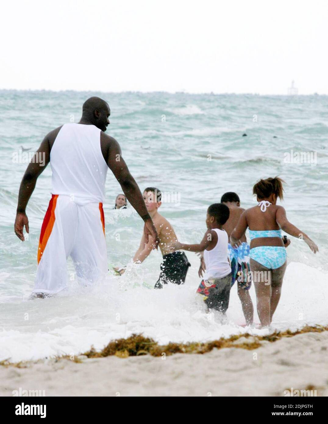 Exclusif !! Shaquille O'Neal passe une journée à Miami Beach avec sa femme et sa famille. La superstar de la NBA a fait des vagues avec des enfants kis dans le surf et semblait avoir une baleine d'un temps. Professionnellement, O'Neal a non seulement joué au ballon, mais aussi au marché de l'immobilier. Possédant un portefeuille impressionnant de biens immobiliers depuis ses jours de rookie, il a récemment annoncé la création d'une nouvelle entreprise, le O'Neal Group, qui sera impliqué dans un projet d'un milliard de dollars visant à construire 1,100 logements résidentiels dans un complexe du centre-ville de Miami en pleine expansion. 9/17/06 Banque D'Images