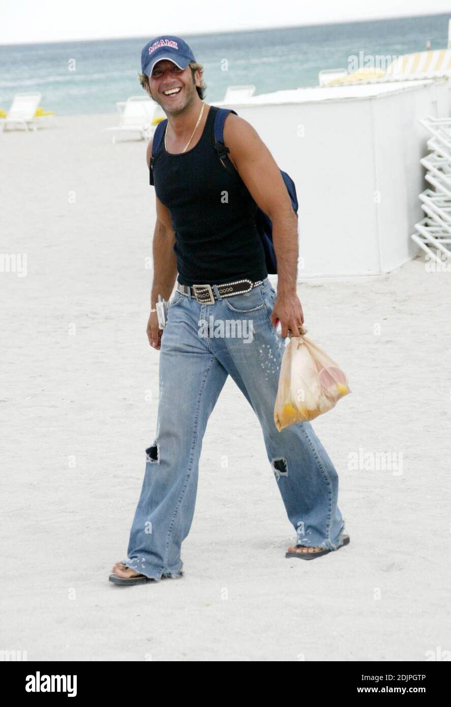 L'acteur mexicain Bobby Larios se détend au soleil sur Miami Beach après son divorce avec Niurka Marcos. 09/20/06 Banque D'Images