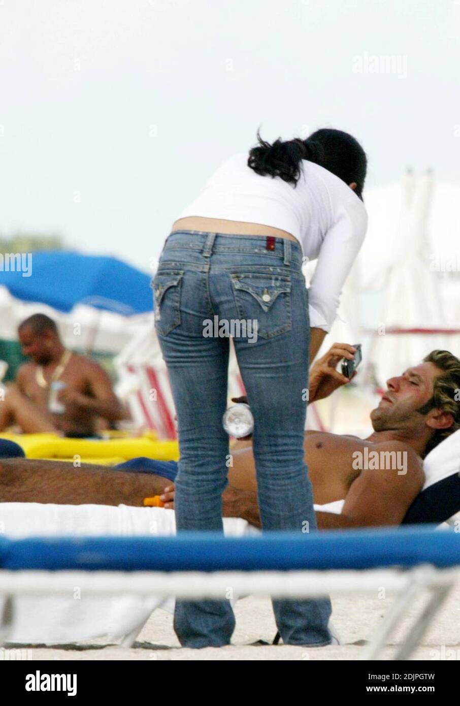 L'acteur mexicain Bobby Larios se détend au soleil sur Miami Beach après son divorce avec Niurka Marcos. 09/20/06 Banque D'Images
