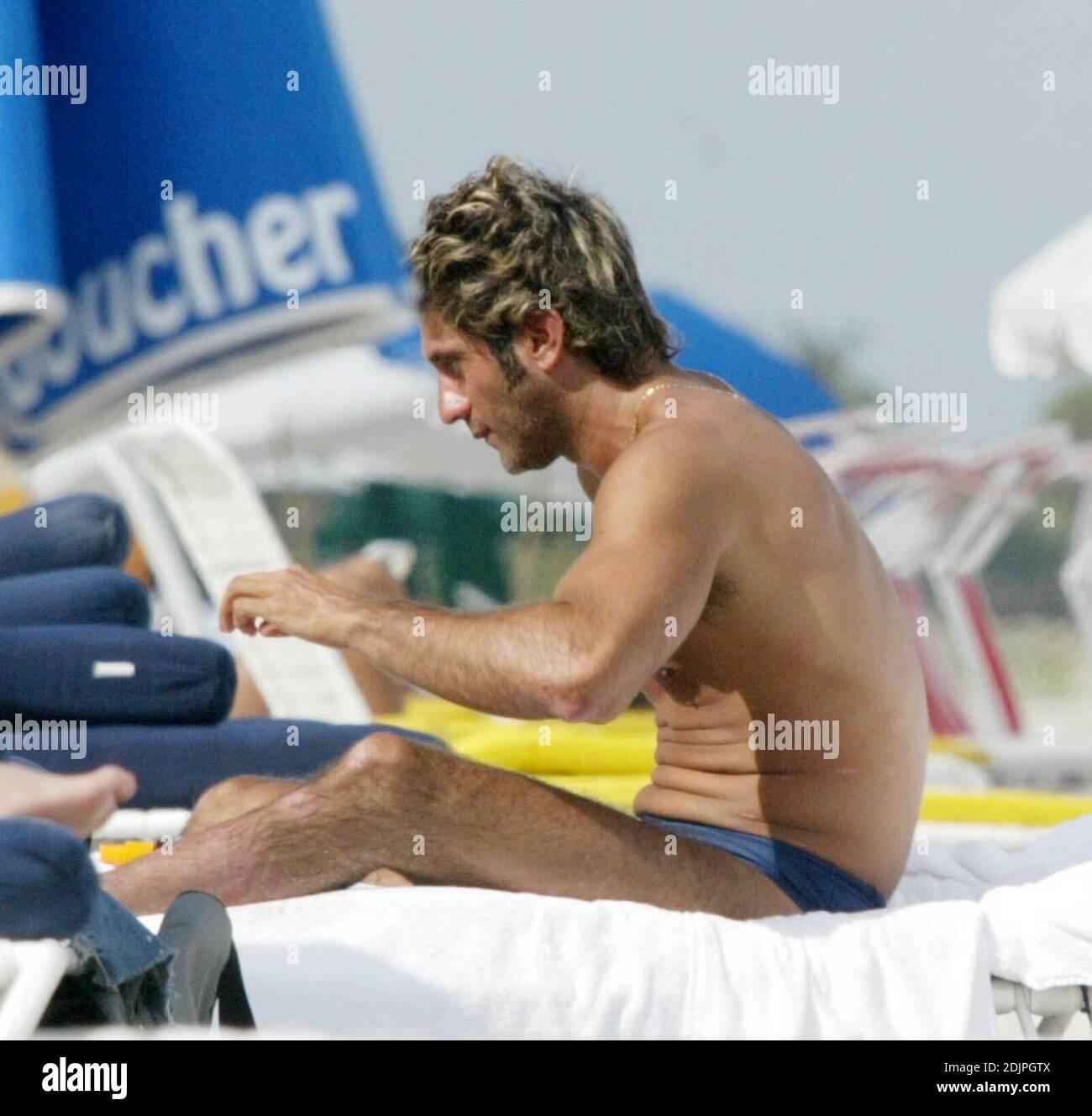 L'acteur mexicain Bobby Larios se détend au soleil sur Miami Beach après son divorce avec Niurka Marcos. 09/20/06 Banque D'Images