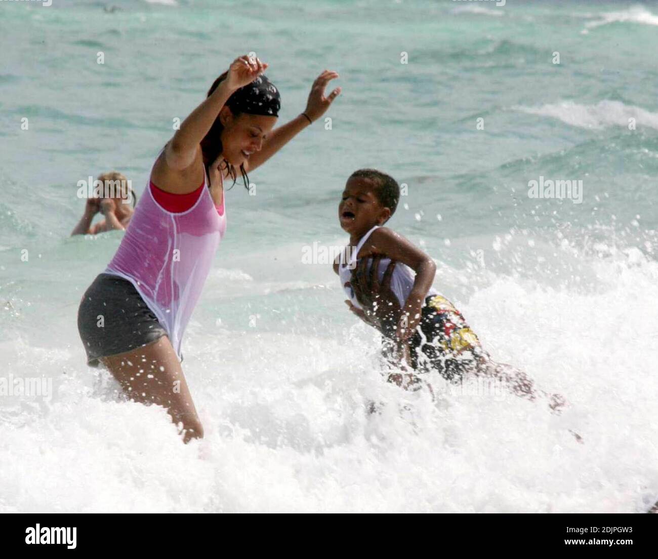 Exclusif !! Shaquille O'Neal passe une journée à Miami Beach avec sa femme et sa famille. La superstar de la NBA a fait des vagues avec des enfants kis dans le surf et semblait avoir une baleine d'un temps. Professionnellement, O'Neal a non seulement joué au ballon, mais aussi au marché de l'immobilier. Possédant un portefeuille impressionnant de biens immobiliers depuis ses jours de rookie, il a récemment annoncé la création d'une nouvelle entreprise, le O'Neal Group, qui sera impliqué dans un projet d'un milliard de dollars visant à construire 1,100 logements résidentiels dans un complexe du centre-ville de Miami en pleine expansion. 9/17/06 Banque D'Images