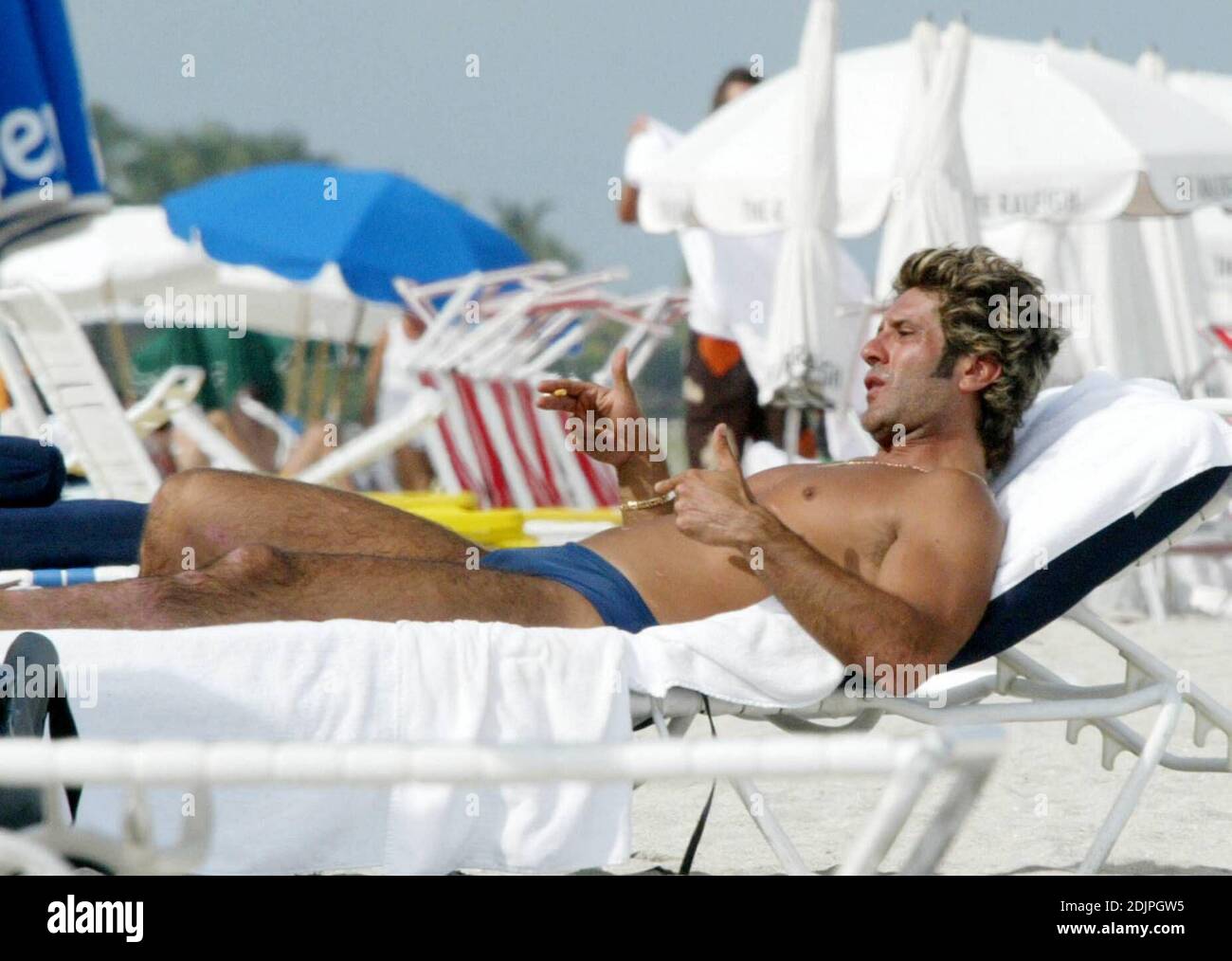L'acteur mexicain Bobby Larios se détend au soleil sur Miami Beach après son divorce avec Niurka Marcos. 09/20/06 Banque D'Images