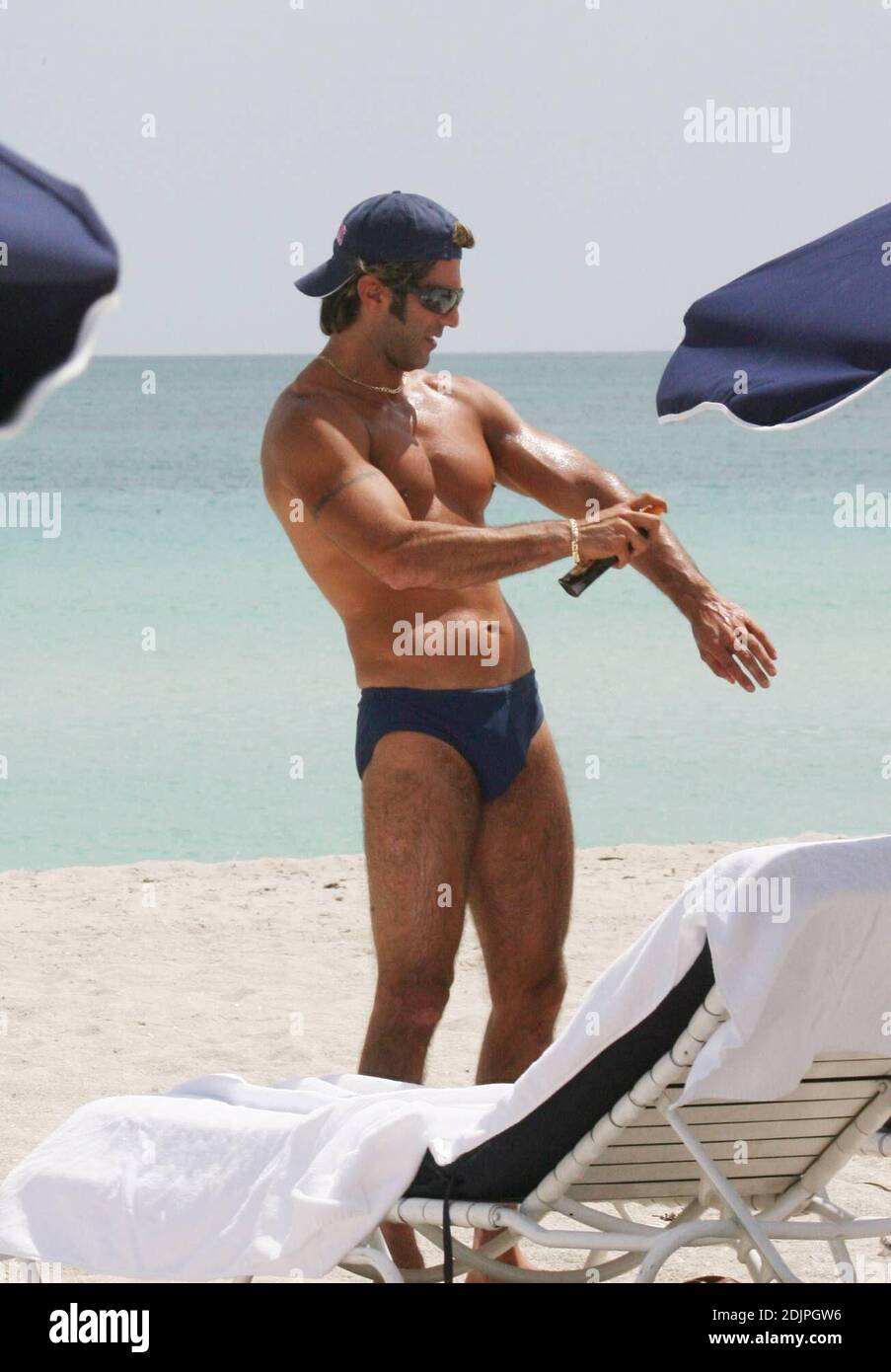 L'acteur mexicain Bobby Larios se détend au soleil sur Miami Beach après son divorce avec Niurka Marcos. 09/20/06 Banque D'Images