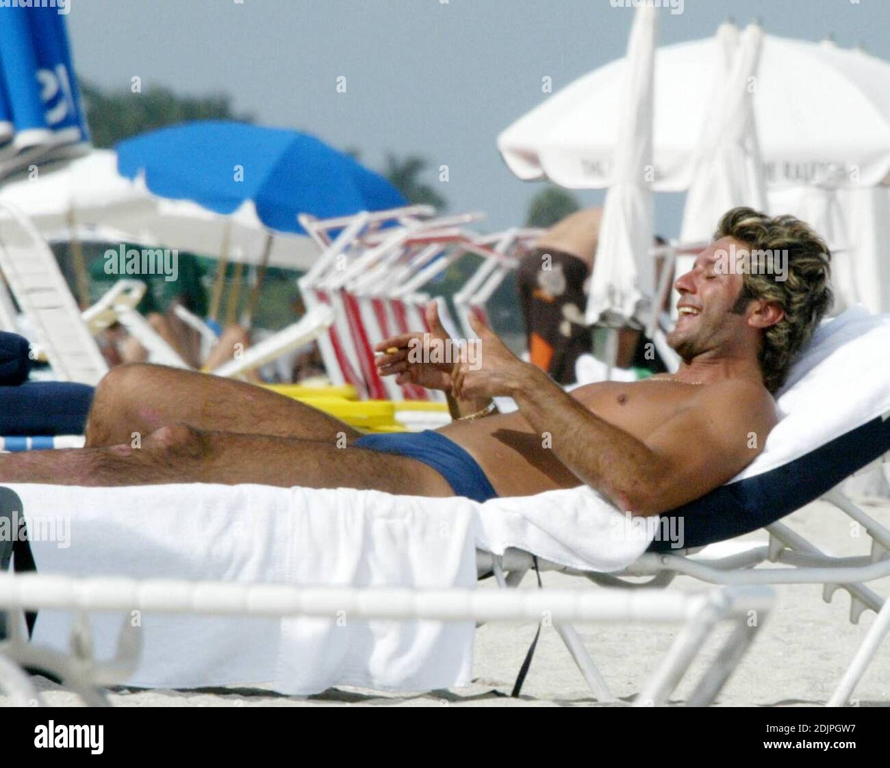 L'acteur mexicain Bobby Larios se détend au soleil sur Miami Beach après son divorce avec Niurka Marcos. 09/20/06 Banque D'Images