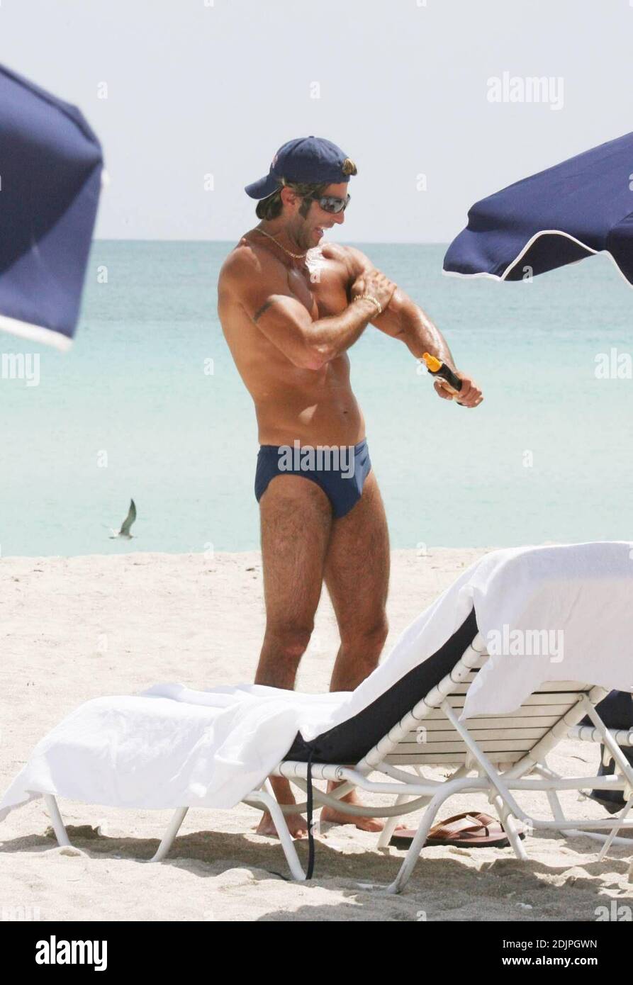 L'acteur mexicain Bobby Larios se détend au soleil sur Miami Beach après son divorce avec Niurka Marcos. 09/20/06 Banque D'Images