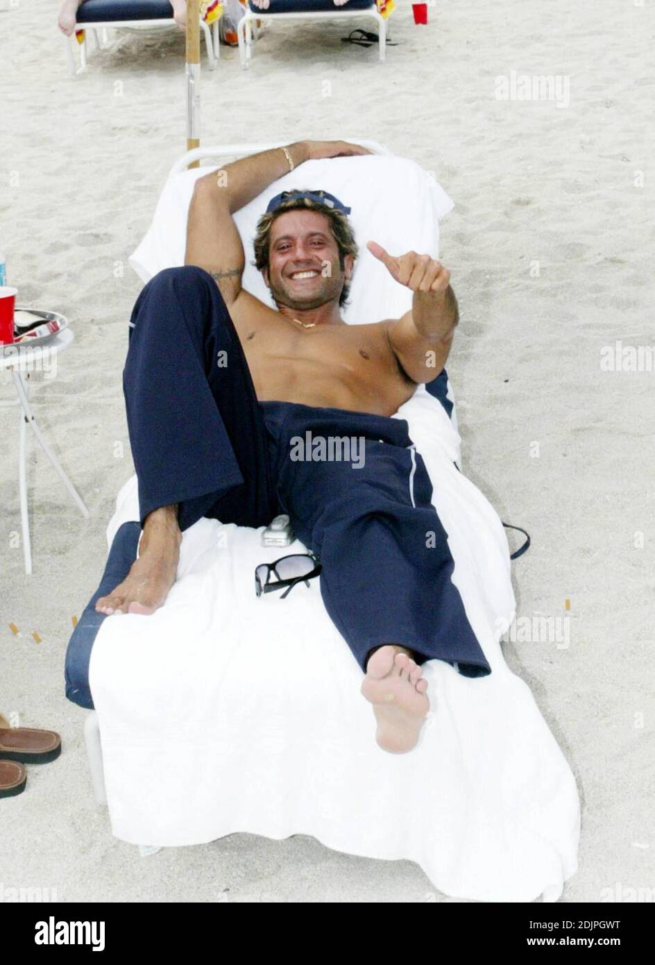 L'acteur mexicain Bobby Larios se détend au soleil sur Miami Beach après son divorce avec Niurka Marcos. 09/20/06 Banque D'Images