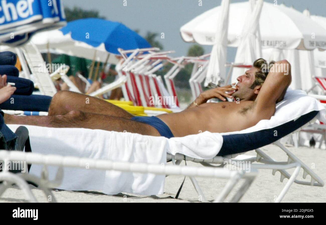L'acteur mexicain Bobby Larios se détend au soleil sur Miami Beach après son divorce avec Niurka Marcos. 09/20/06 Banque D'Images