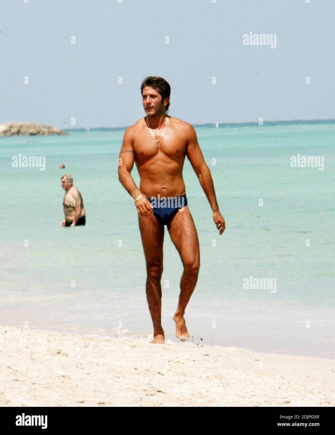 L'acteur mexicain Bobby Larios se détend au soleil sur Miami Beach après son divorce avec Niurka Marcos. 09/20/06 Banque D'Images