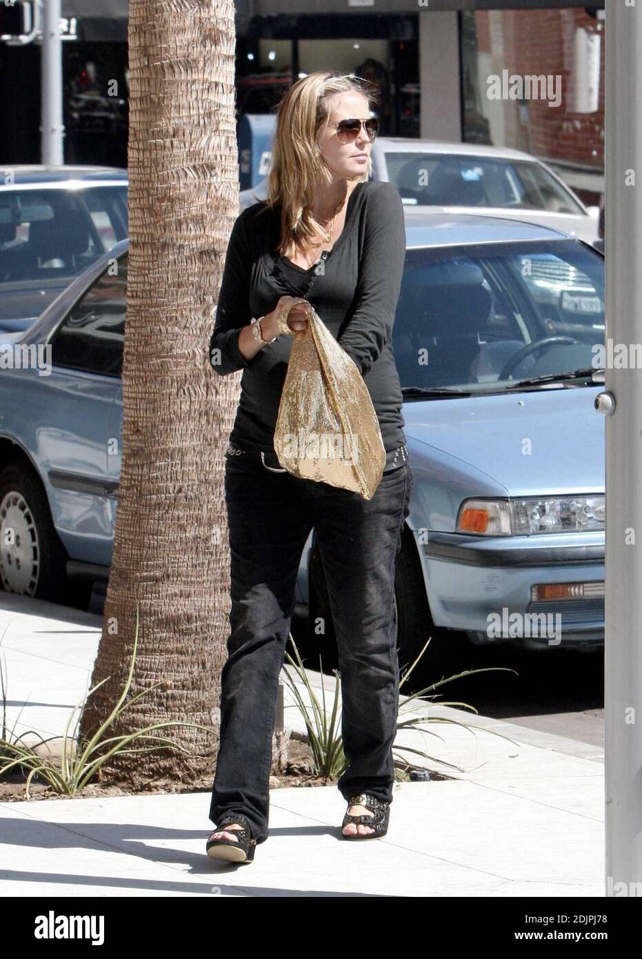 Une enceinte Heidi Klum fait une petite ballade dans un haut ajusté et porte une paire de chaussures confortables lors d'une promenade dans Beverly Hill, ca. 9/27/06 Banque D'Images