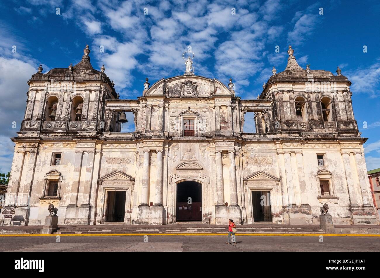 Nicaraguayenne marchant près de la cathédrale de Leon de l'Assomption de Marie lors d'une journée ensoleillée d'été, Leon, Nicaragua. Banque D'Images