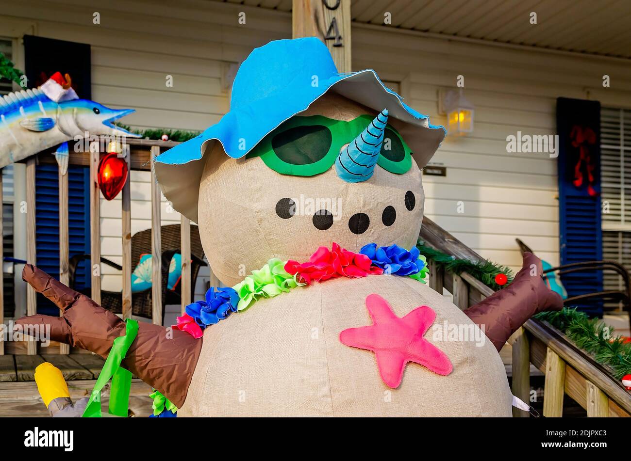 Une entreprise locale présente une décoration de Noël gonflable bonhomme de neige sur la plage, le 13 décembre 2020, à Dauphin Island, Alabama. Banque D'Images