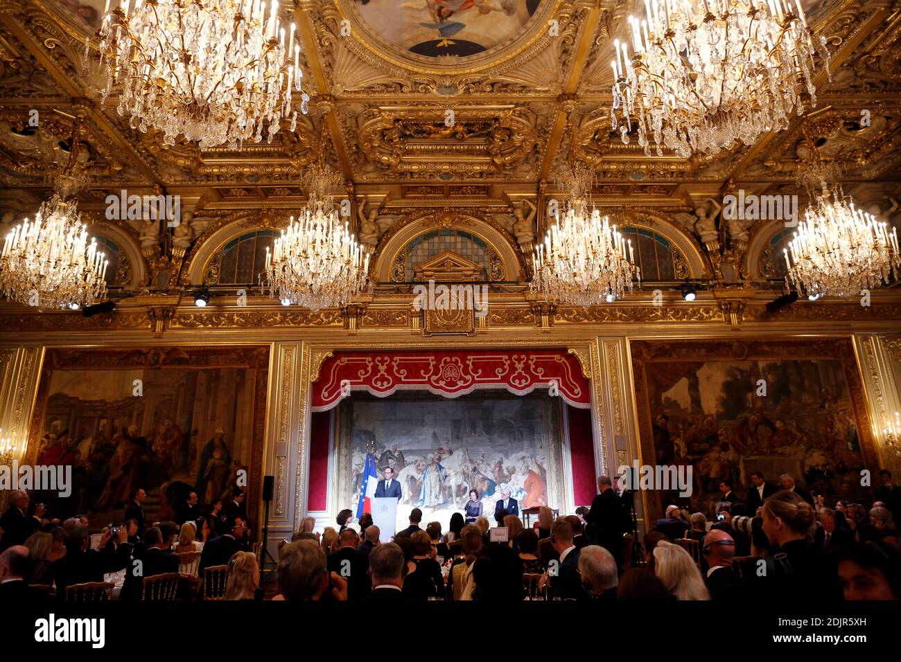 Le président français François Hollande préside une cérémonie de signature du don de Hays à l'Elysée Palace de Paris, France, le 22 octobre 2016. Le couple AMÉRICAIN Marlene et Spencer Hays ont légué leur collection d’350 œuvres d’art de la fin du XIXe et du début du XXe siècle au Musée d’Orsay à leur mort, dans le plus grand cadeau offert par un donateur étranger depuis plus de 70 ans à un musée français. Photo de Denis Allard/Pool/ABACAPRESS.COM Banque D'Images