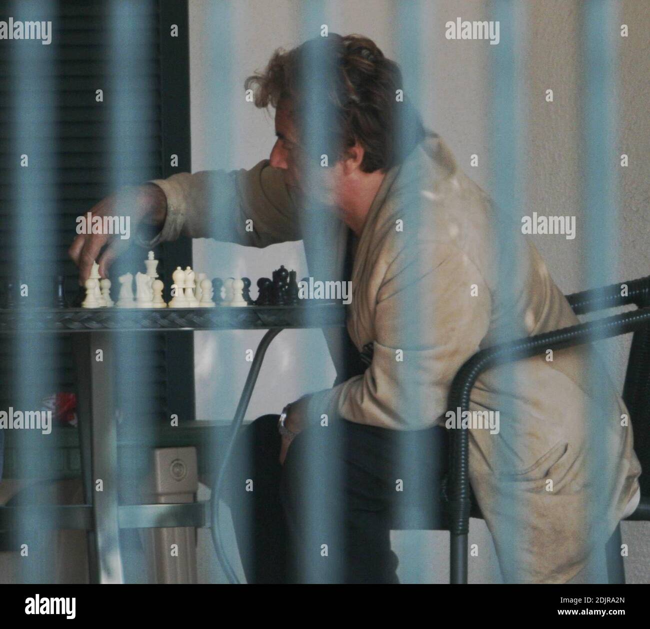 Al Pacino joue une partie d'échecs avec un ami. L'acteur a tiré de nombreux visages lorsqu'il a choisi ses mouvements. Beverly Hills, env. 10/08/06 Banque D'Images