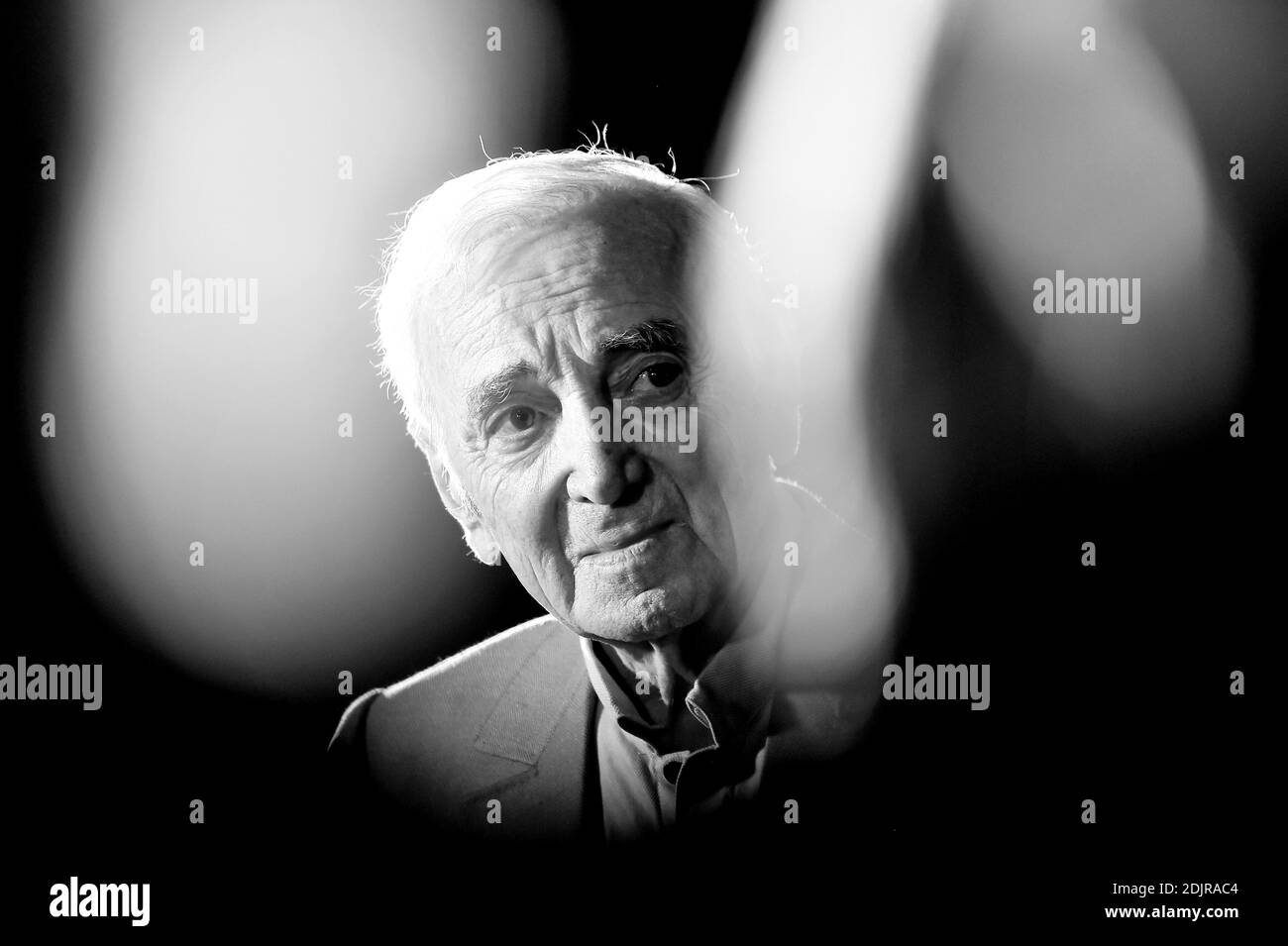 Icône musicale légendaire Charles Aznavour récipiendaire d'une étoile de la Marche de la renommée hollywoodienne honorifique, reconnaissant ses contributions aux arts et à la communauté arménienne. Pantages hollywoodiens à Los Angeles, Californie, le 27 octobre 2016. Photo de Lionel Hahn/AbacaUsa.com Banque D'Images