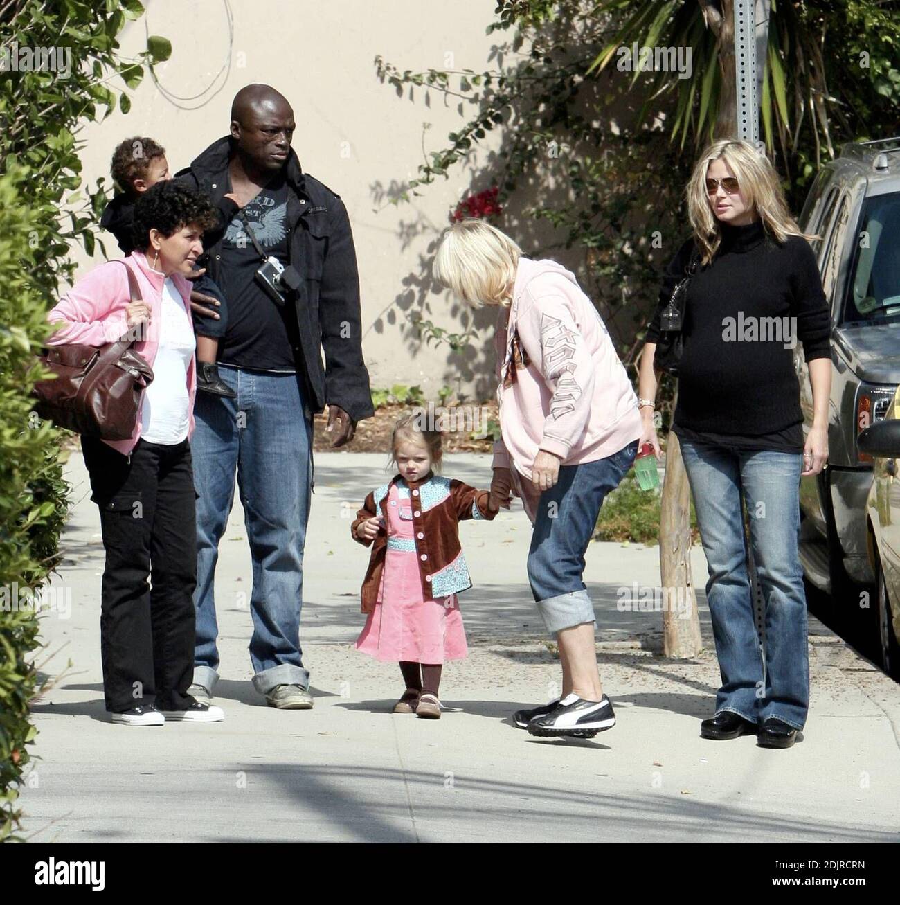 Heidi Klum et Seal sont tellement amoureux qu'ils se promènent main dans la main lors d'une sortie en famille à West Hollywood, Californie. 10/14/06 Banque D'Images