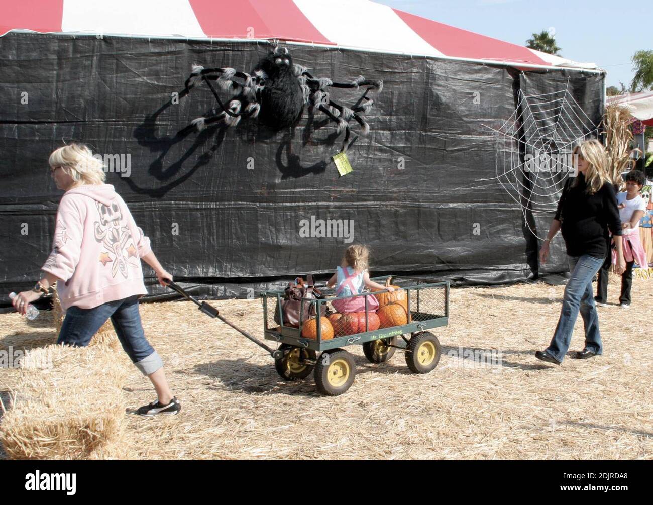 Heidi Klum et Seal emparent leur couvée de plus en plus au Pumpkin Patch à West Hollywood, Californie. Les enfants jouaient avec des squelettes et couraient autour dans une citrouille rebondissante. Ils ont même pris un tour sur des poneys mais la paire a refusé de faire peindre leurs visages. La famille a passé deux heures dans le hotspot d'Halloween avant de choisir quelques citrouilles et de rentrer à la maison. 10/14/06 Banque D'Images