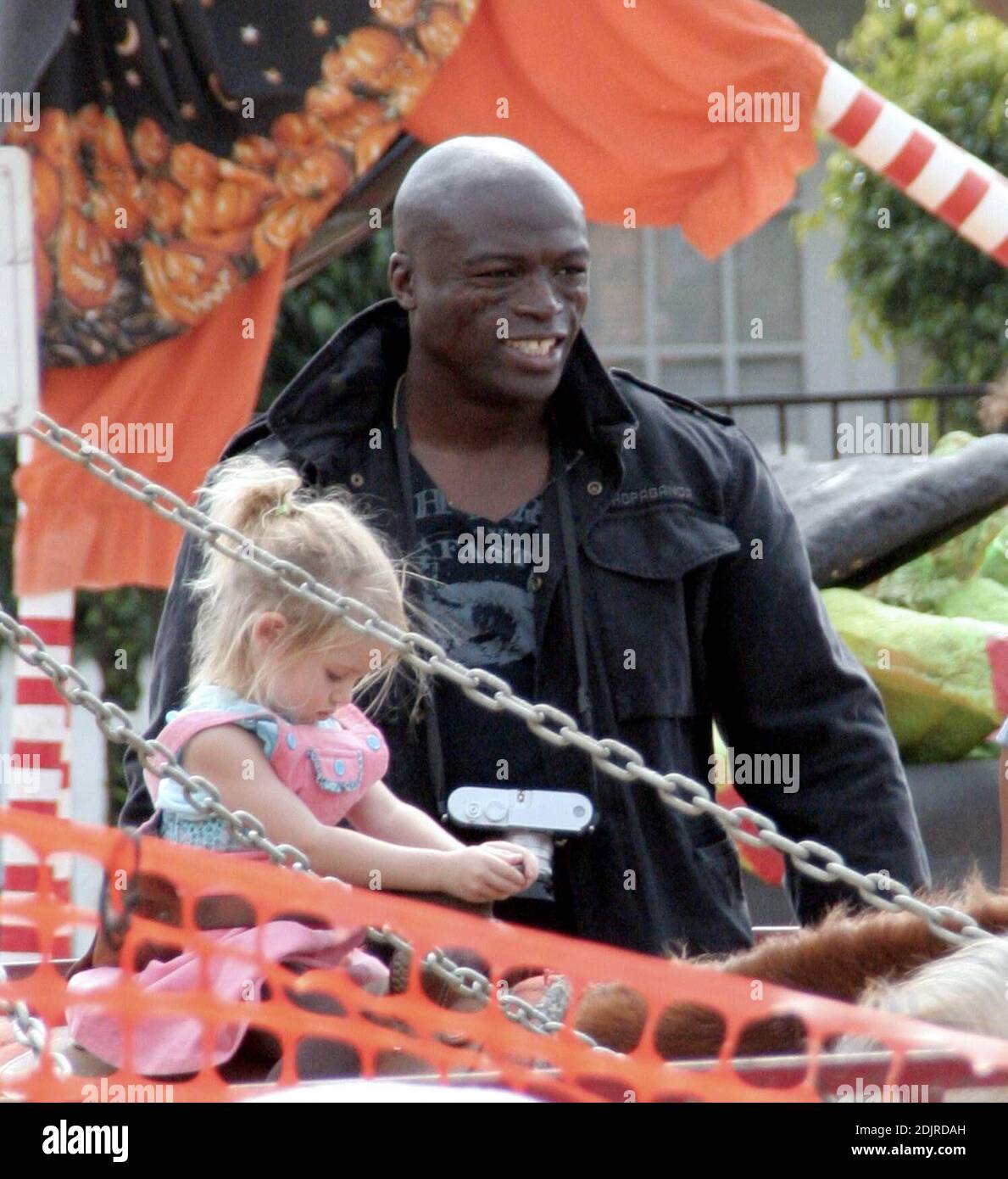 Heidi Klum et Seal emparent leur couvée de plus en plus au Pumpkin Patch à West Hollywood, Californie. Les enfants jouaient avec des squelettes et couraient autour dans une citrouille rebondissante. Ils ont même pris un tour sur des poneys mais la paire a refusé de faire peindre leurs visages. La famille a passé deux heures dans le hotspot d'Halloween avant de choisir quelques citrouilles et de rentrer à la maison. 10/14/06 Banque D'Images