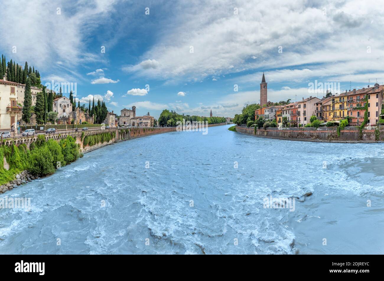 Vérone, province de Vérone, Vénétie, Italie. La rivière Adige avec la tour de l'église Santa Anastasia Banque D'Images