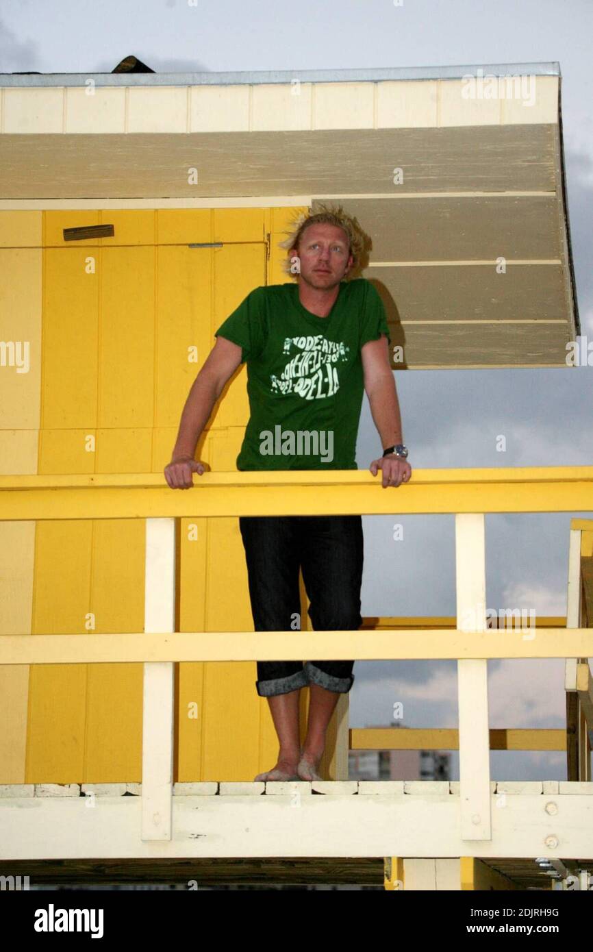 Boris Becker et Sharlely Kerssenberg se font pieds nus au coucher du soleil sur Miami Beach. L'as du tennis a marché dans le surf et posé sur un stand de maître-nageur pour la télévision allemande. Sharlely regardait admirablement et prenait des photos de son homme et les comparait aux photos de son ami. Boris semblait mal à l'aise d'être photographié avec Sharlely, alors qu'elle semblait espérer davantage de son attention, 10/31/06 Banque D'Images