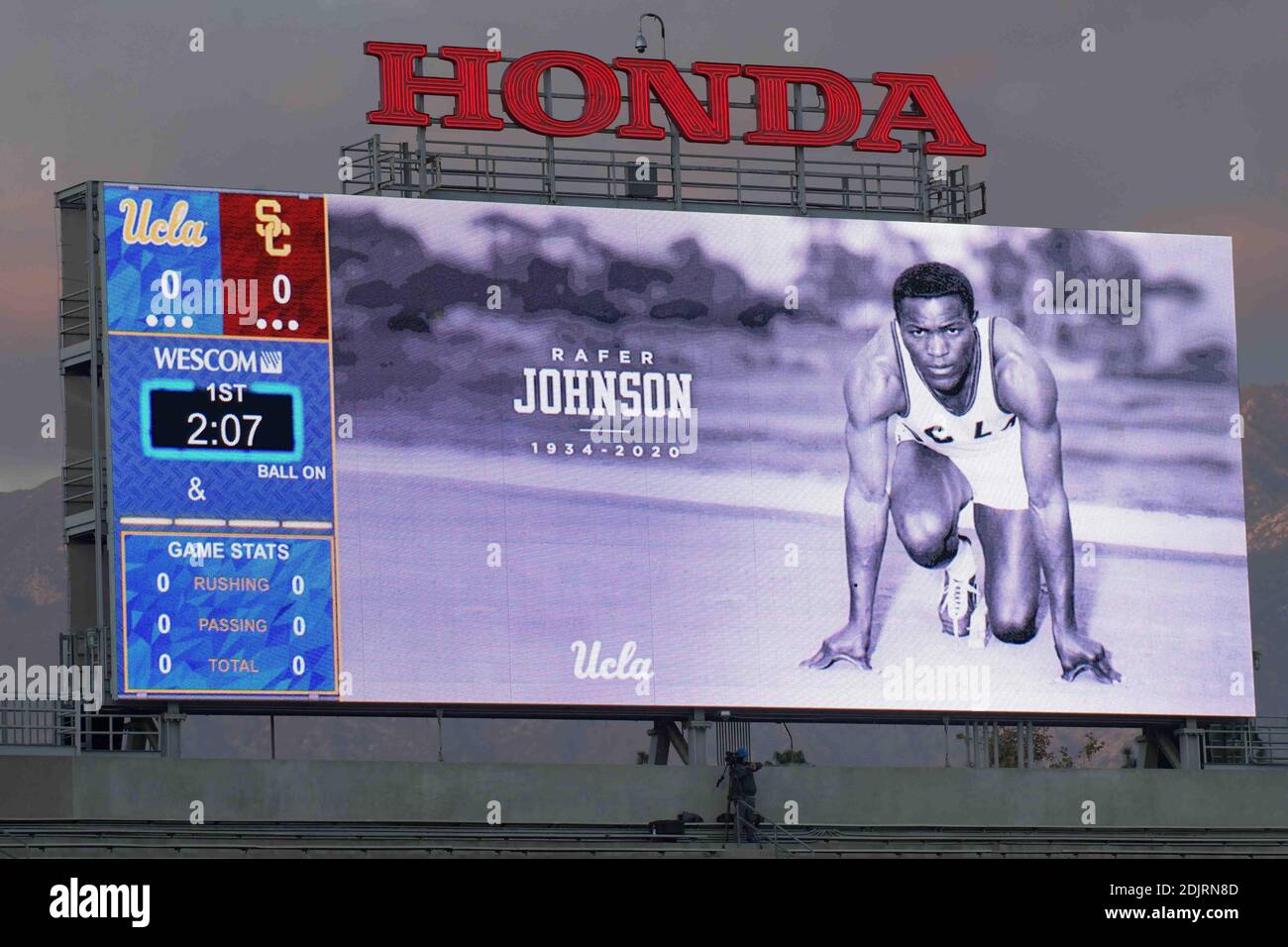 Un message rappelant la vie de Rafer Johnson est vu avant un match de football de la NCAA entre les chevaux de Troie de Californie du Sud et les Bruins d'UCLA, Satu Banque D'Images